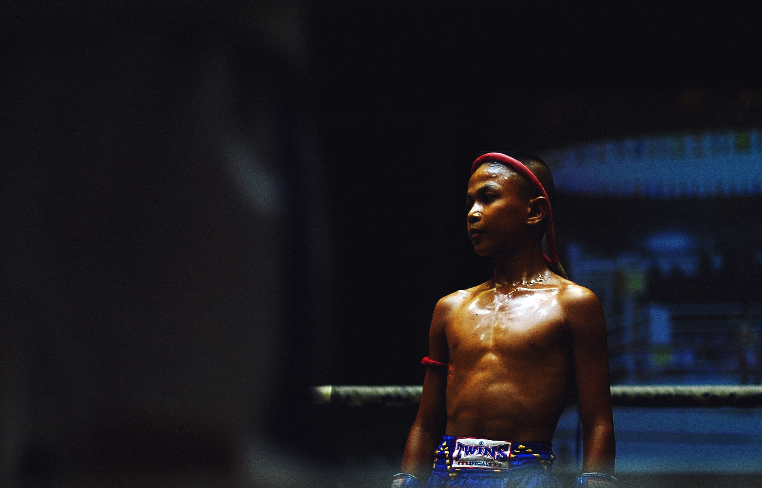 contemplation, head band, indoors, skill, sculpture, sport, black background, boxer, night, statue, one woman only, boxing, hairstyle, waist up, looking away, HD Wallpaper