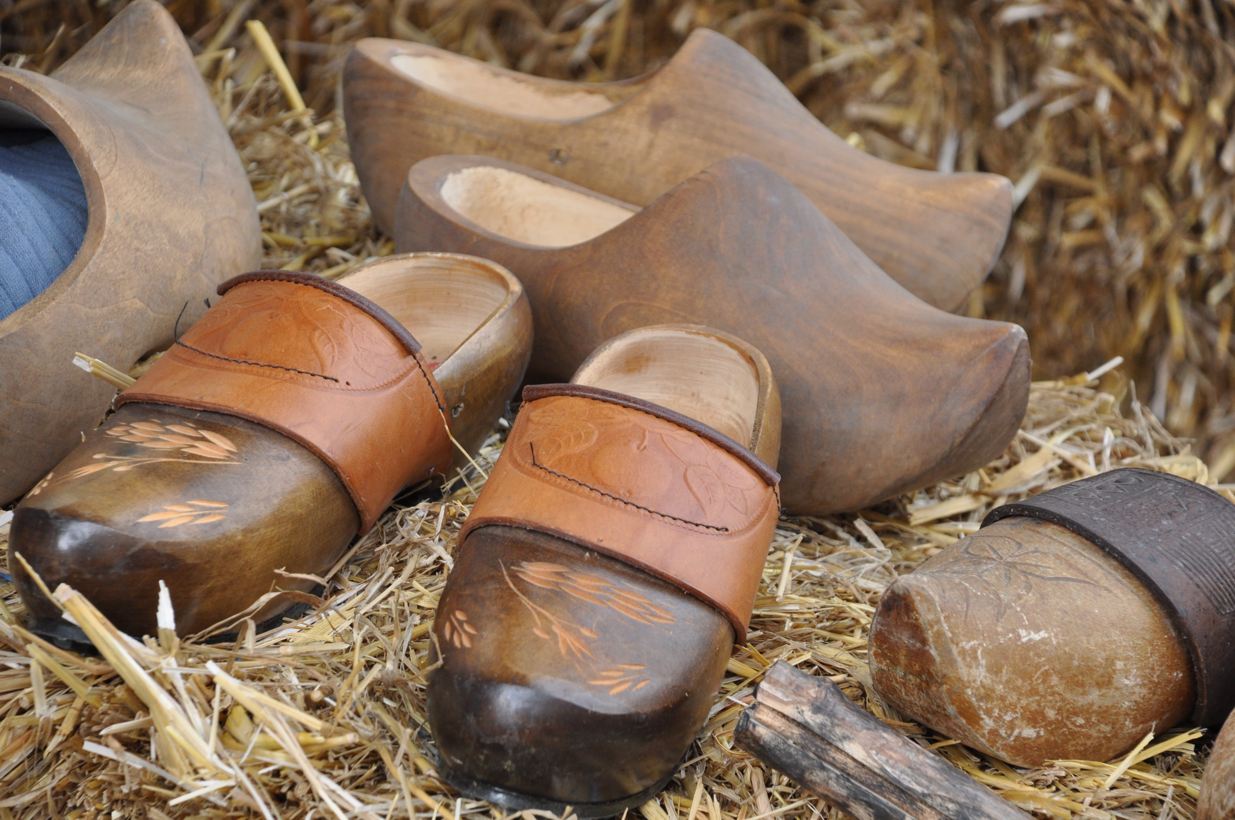 shoe, 4K, day, straw, medieval festival, gisors, Clogs, group of objects, close-up, Farm, wood, run-down, plant, shoes, nature, Kitchen, Wooden Shoes, HD Wallpaper