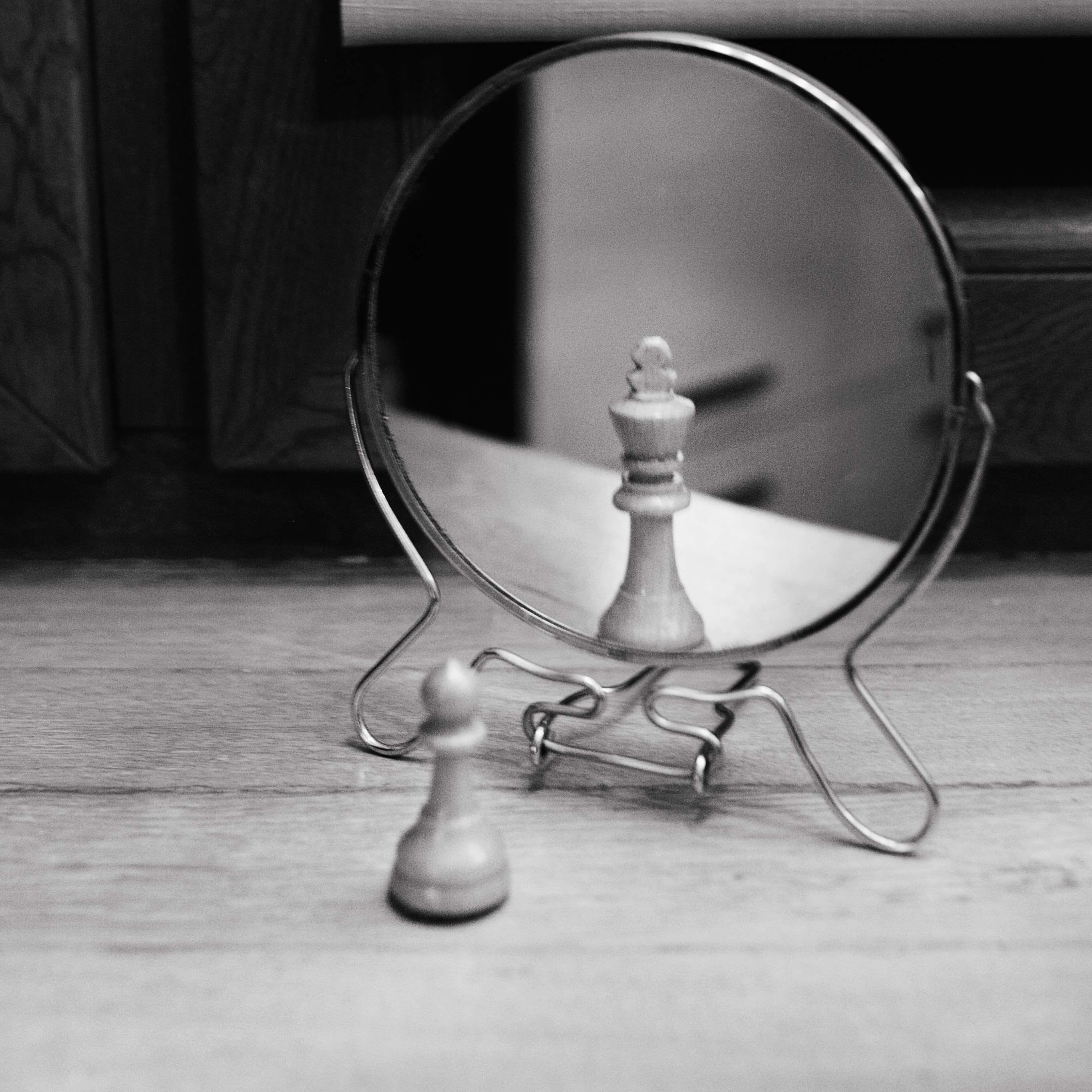 wood - material, circle, relaxation, leisure games, focus on foreground, reflection, no people, 2K, king, hope, table, still life, indoors, metal, pawn, Phone HD Wallpaper