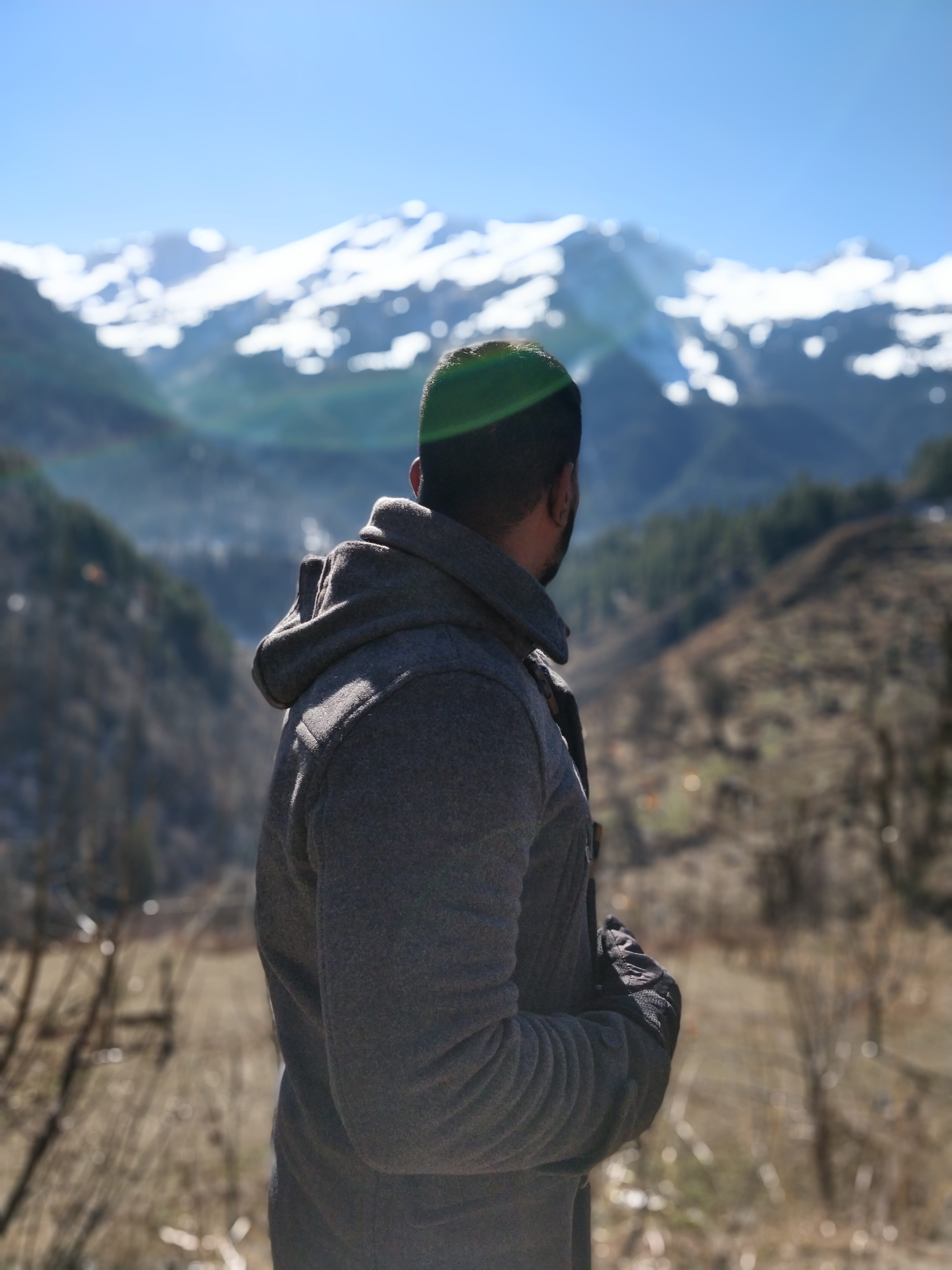 lens flare, lifestyles, travel, india, leisure activity, nature, warm clothing, beauty in nature, standing, young adult, mountain, frh, tosh, real people, Phone HD Wallpaper