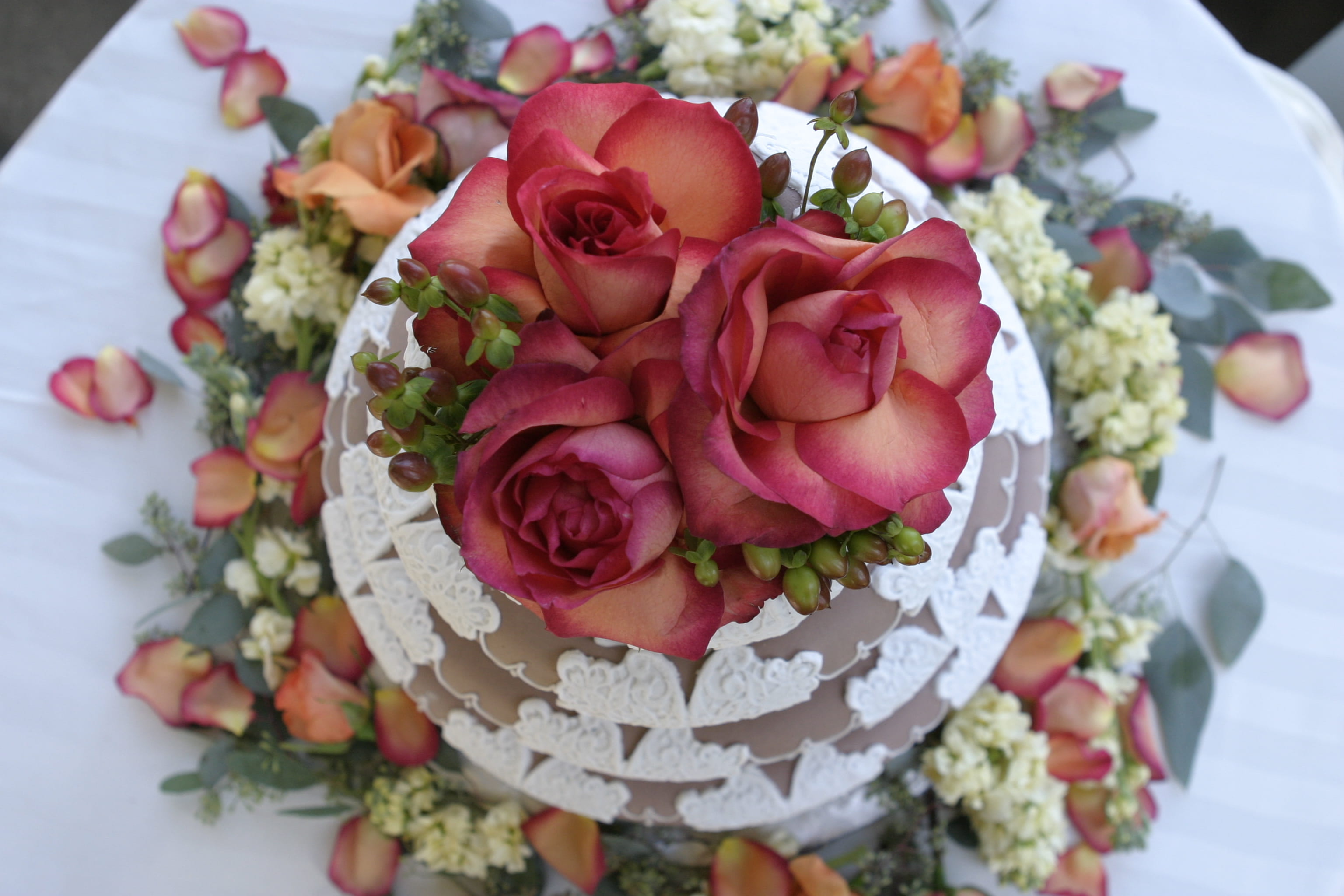 close-up, flora, 2K, rose, celebration, blossom, flower, food, petaled, orange, roses, cake, bouquet, beauty in nature, floral pattern, Wedding Cake, indoors, HD Wallpaper