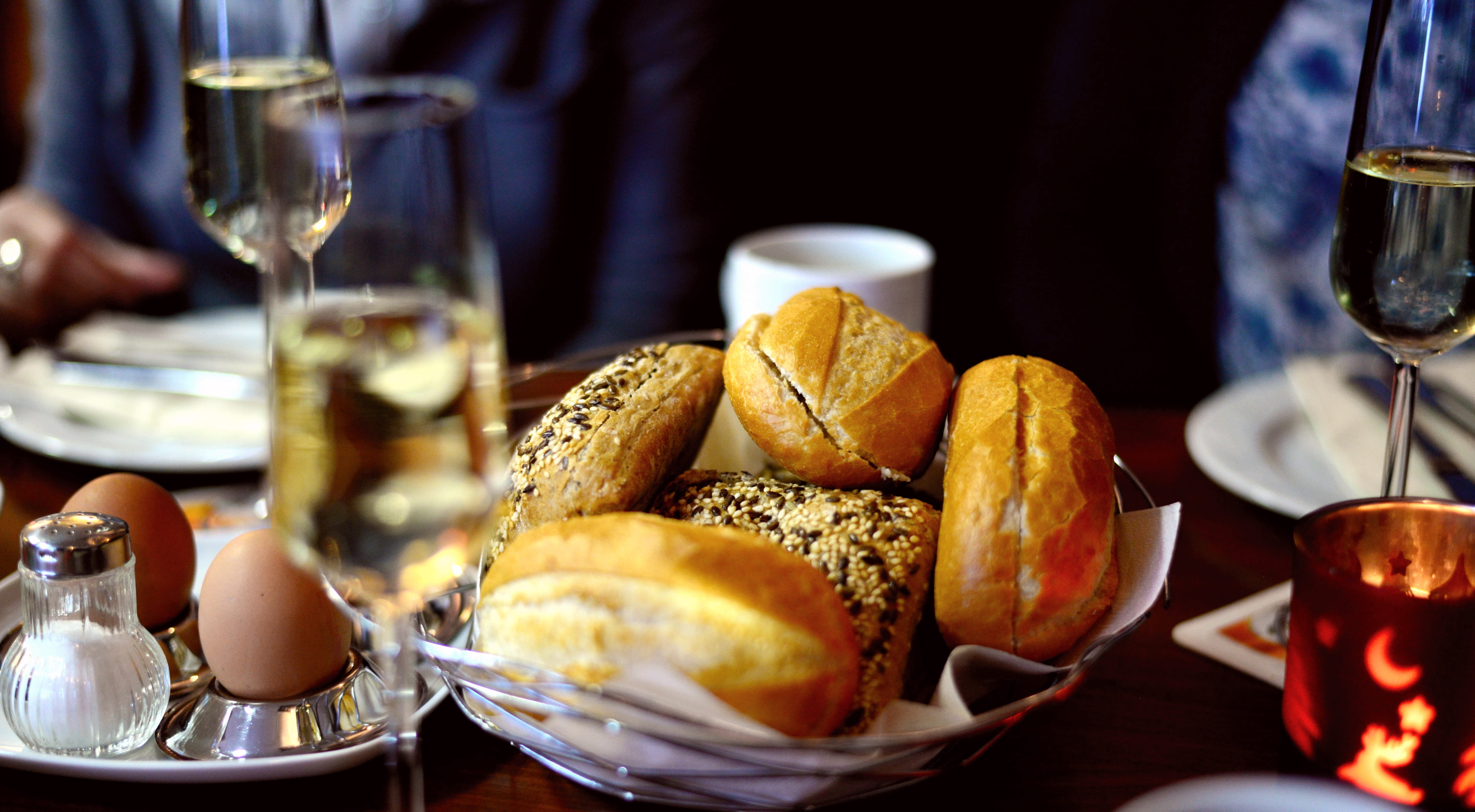 crispy, drink, food and drink, selective focus, glass, meal, baked, drinking glass, champagne breakfast, champagne, food, egg, restaurant, nutrition, cafe, HD Wallpaper