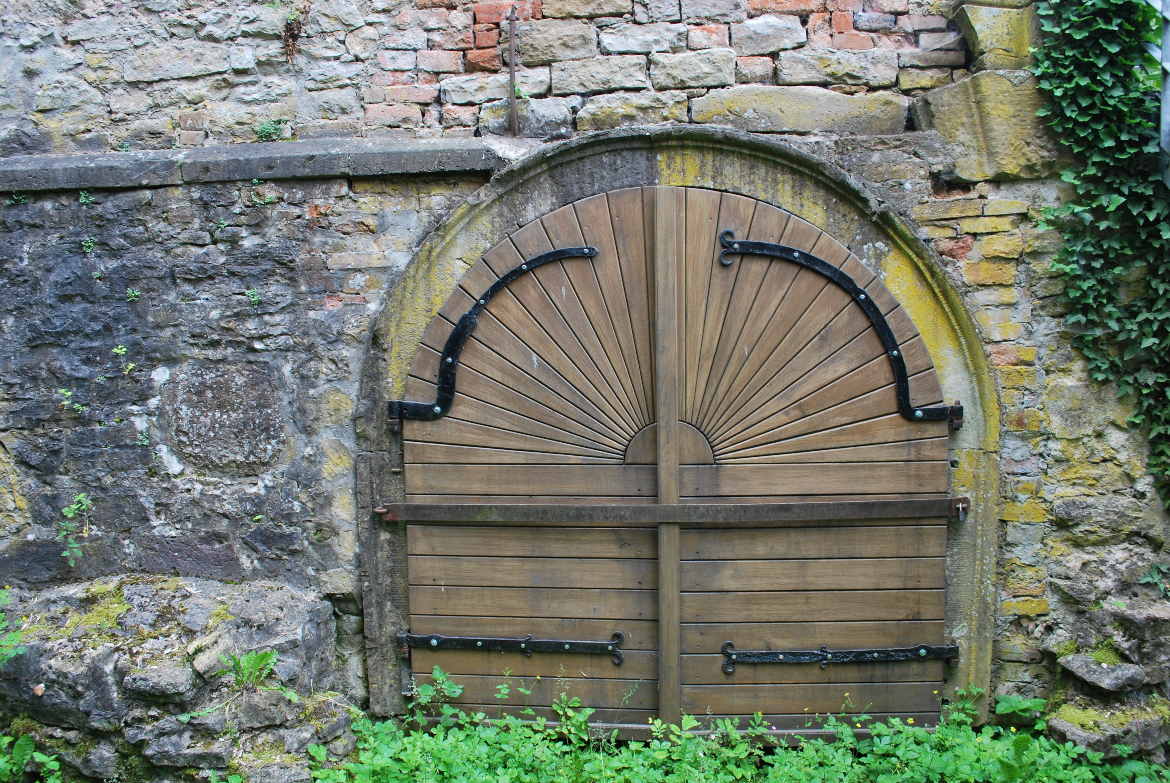 entrance, Old, day, germany, weathered, built structure, europe, outdoor, construction, wall, aged, solid, home, building, retro, design, stone, stone wall, HD Wallpaper