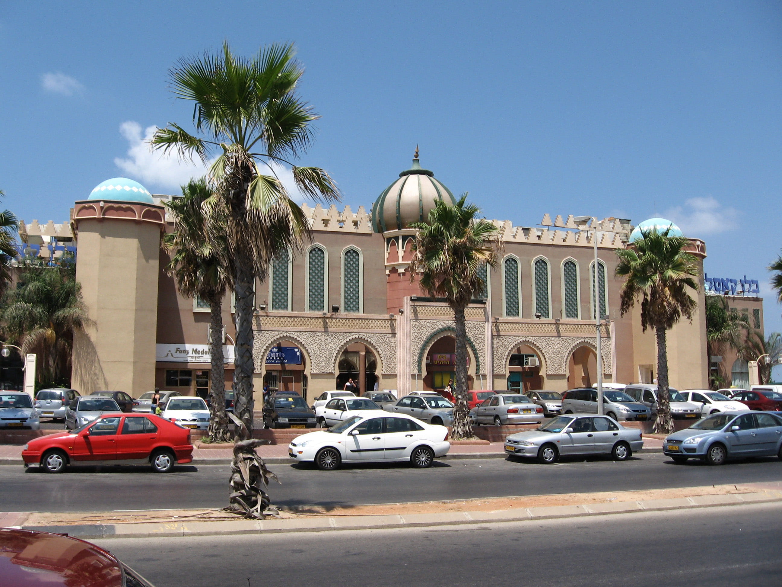 city, palm Tree, 2K, mode of transportation, building Exterior, travel Destinations, Moroccan culture, cars, facade, outdoors, lamimunia moroccan culture center, HD Wallpaper