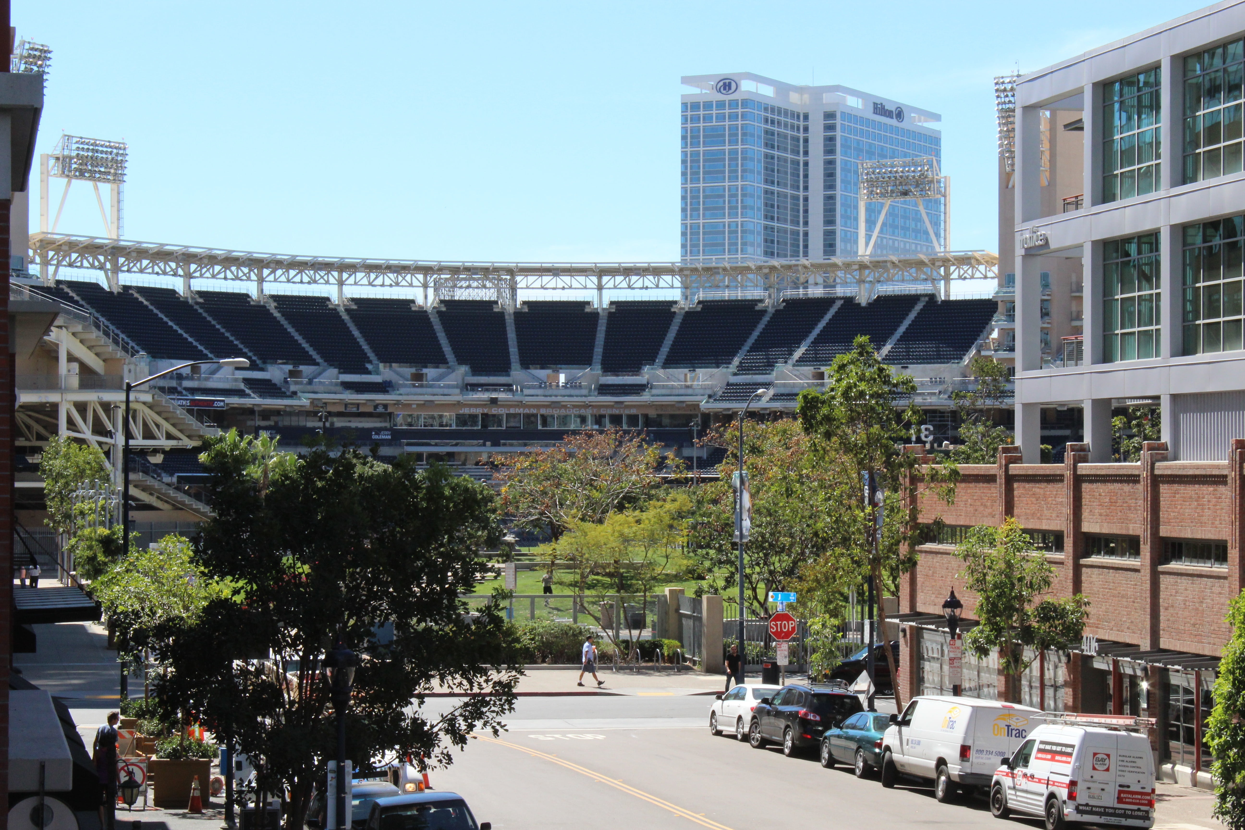 sunlight, architecture, baseball, cityscape, mode of transportation, road, city, city street, incidental people, motor vehicle, building exterior, san diego, HD Wallpaper