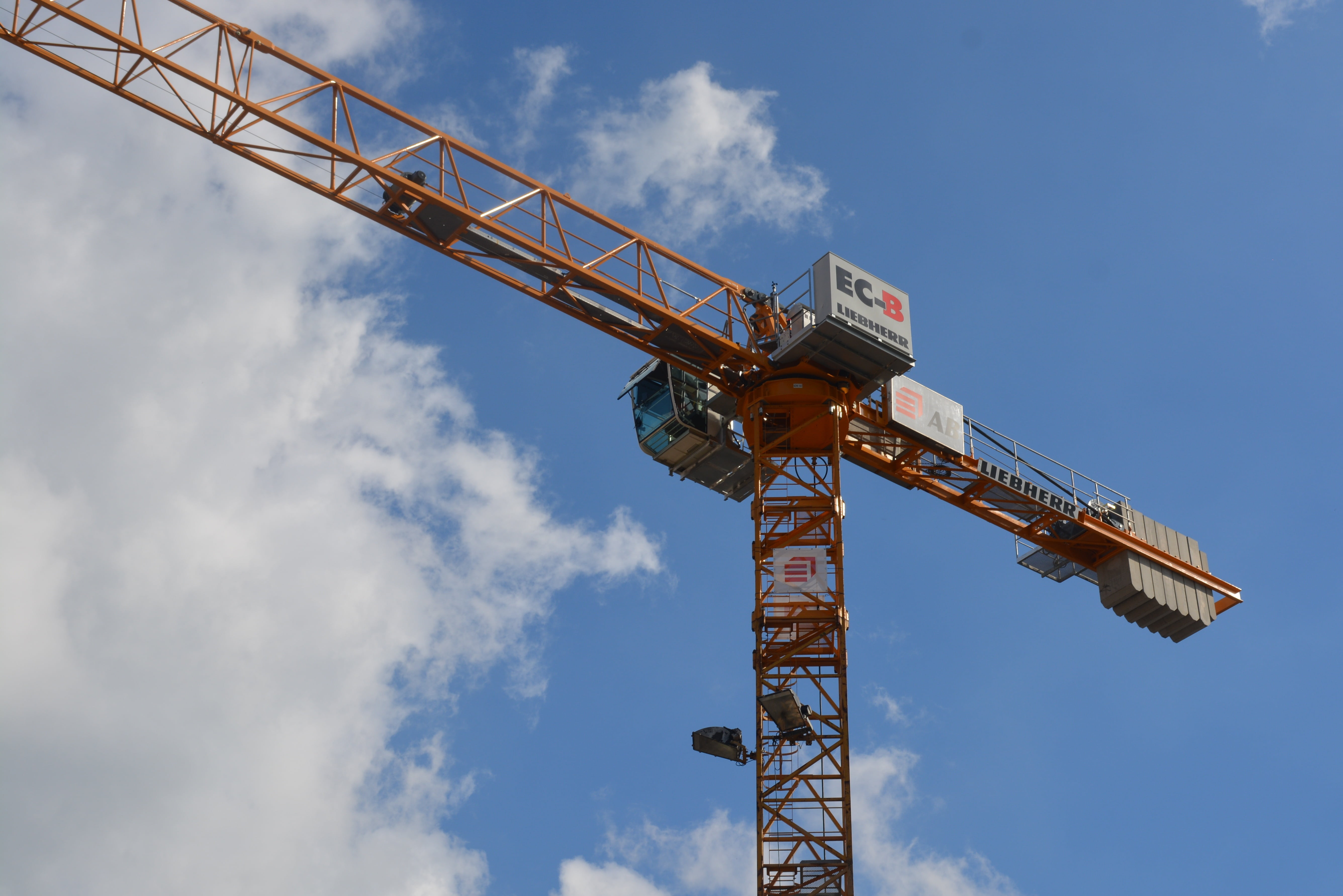 industrial equipment, building - Activity, tall - high, arts culture and entertainment, picking Up, construction Industry, machinery, low angle view, construction machinery, HD Wallpaper