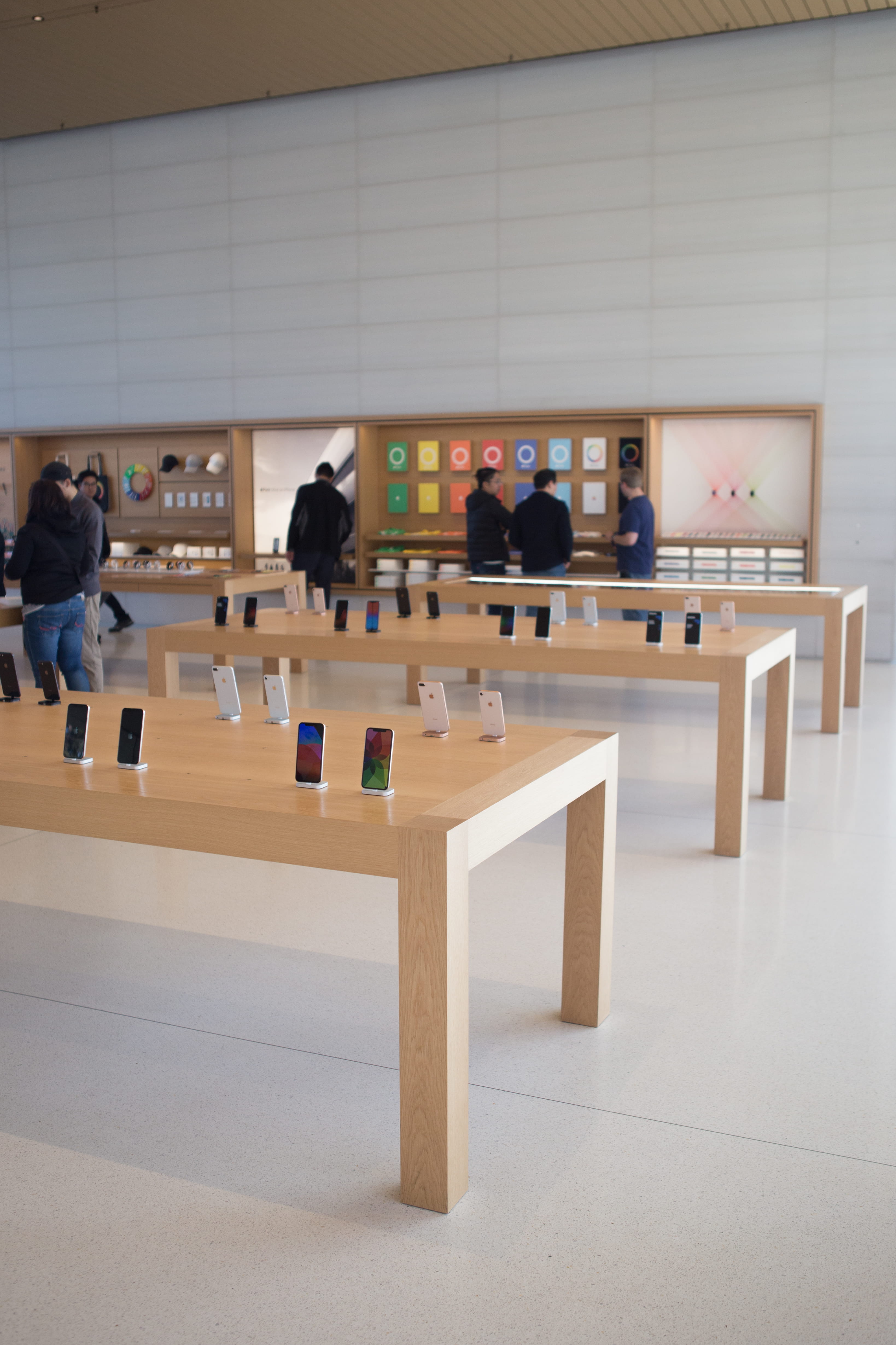 4K, leisure activity, childhood, learning, group, education, architecture, real people, school, cupertino, apple park, table, medium group of people, classroom, Phone HD Wallpaper