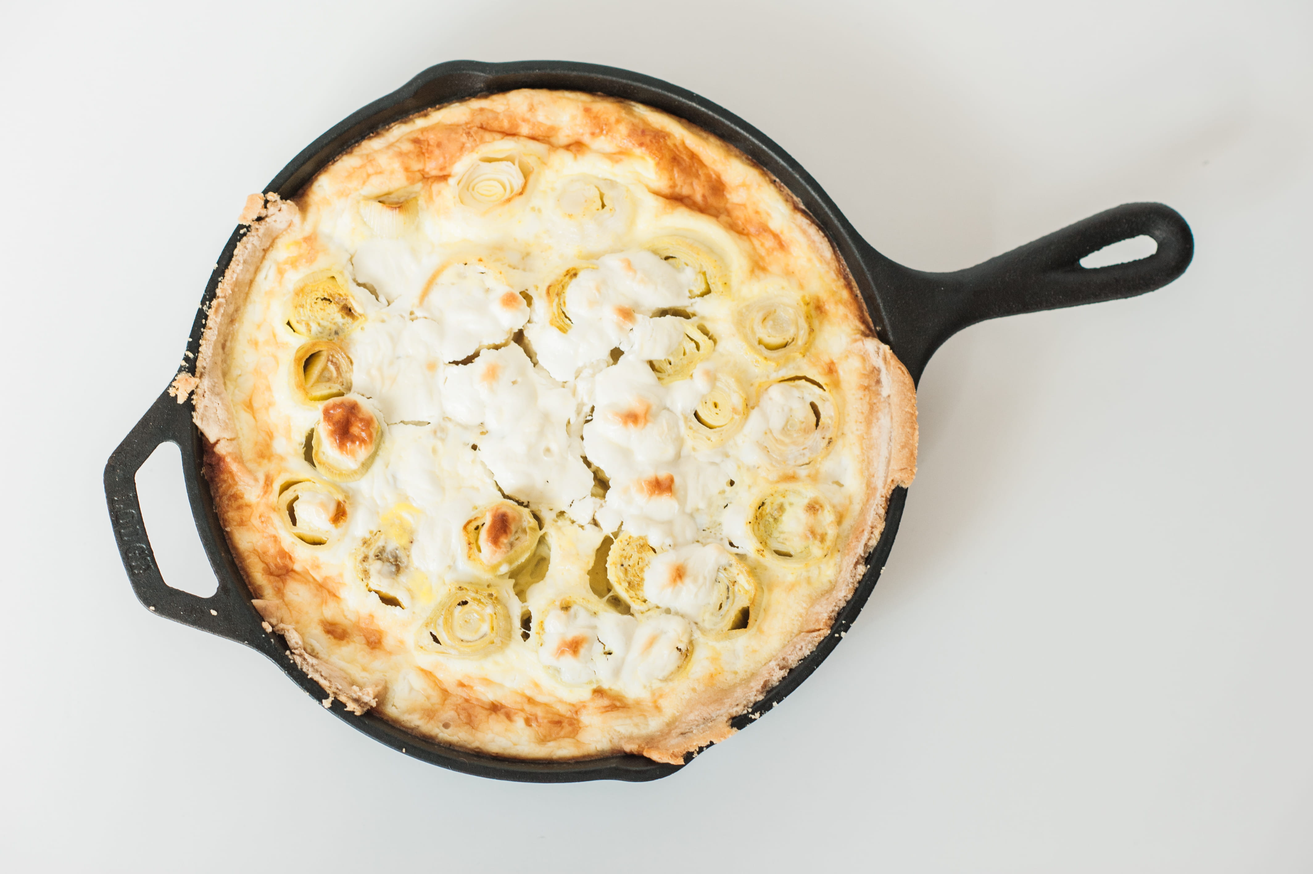breakfast, wellbeing, quiche, cooking pan, directly above, freshness, united states, white background, cooking, eating utensil, 4K, leek, skillet- cooking pan, HD Wallpaper