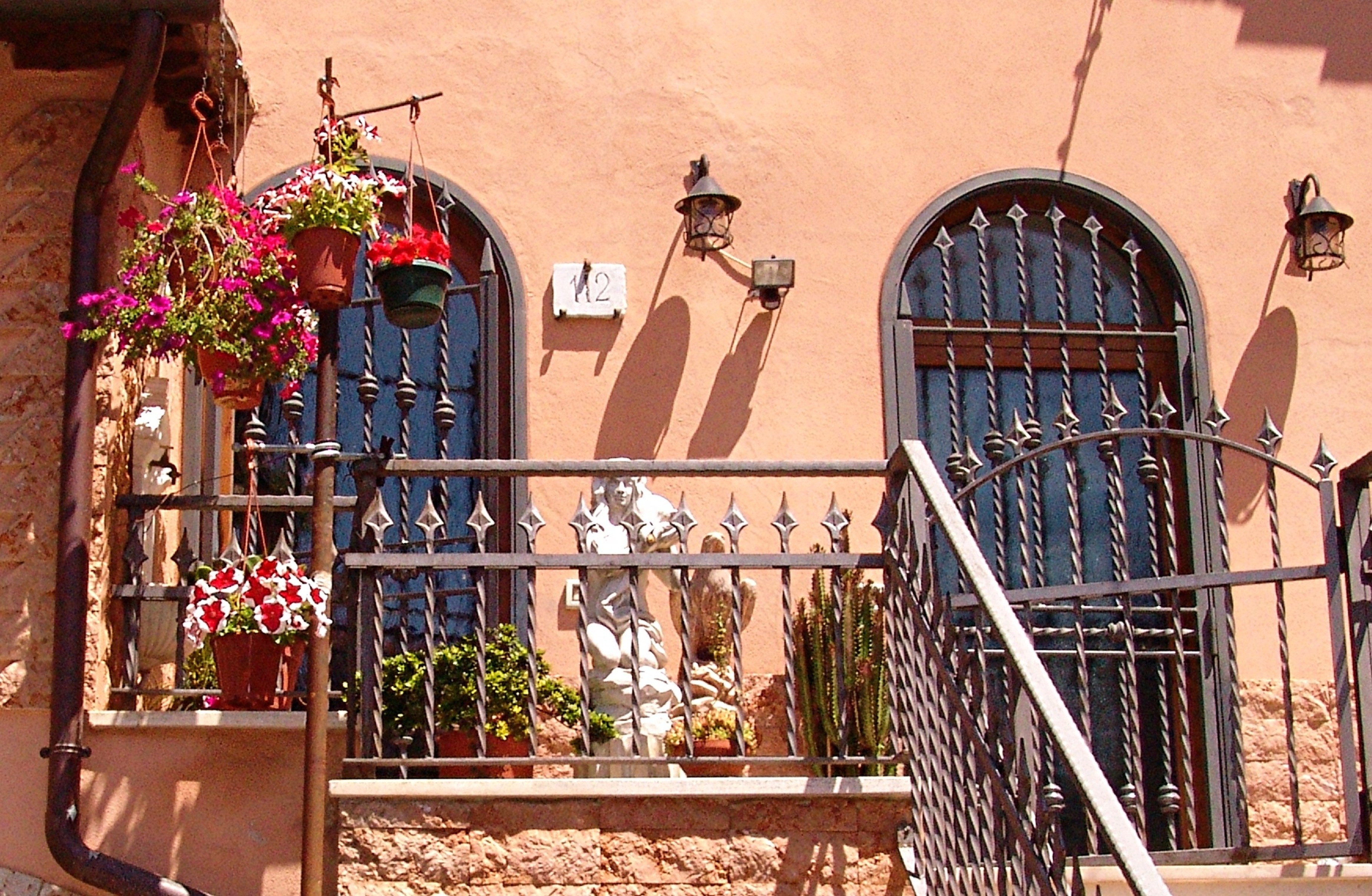 italy, low angle view, built structure, 2K, growth, nature, wrought iron, no people, day, building exterior, sunlight, architecture, flowers, railing, HD Wallpaper