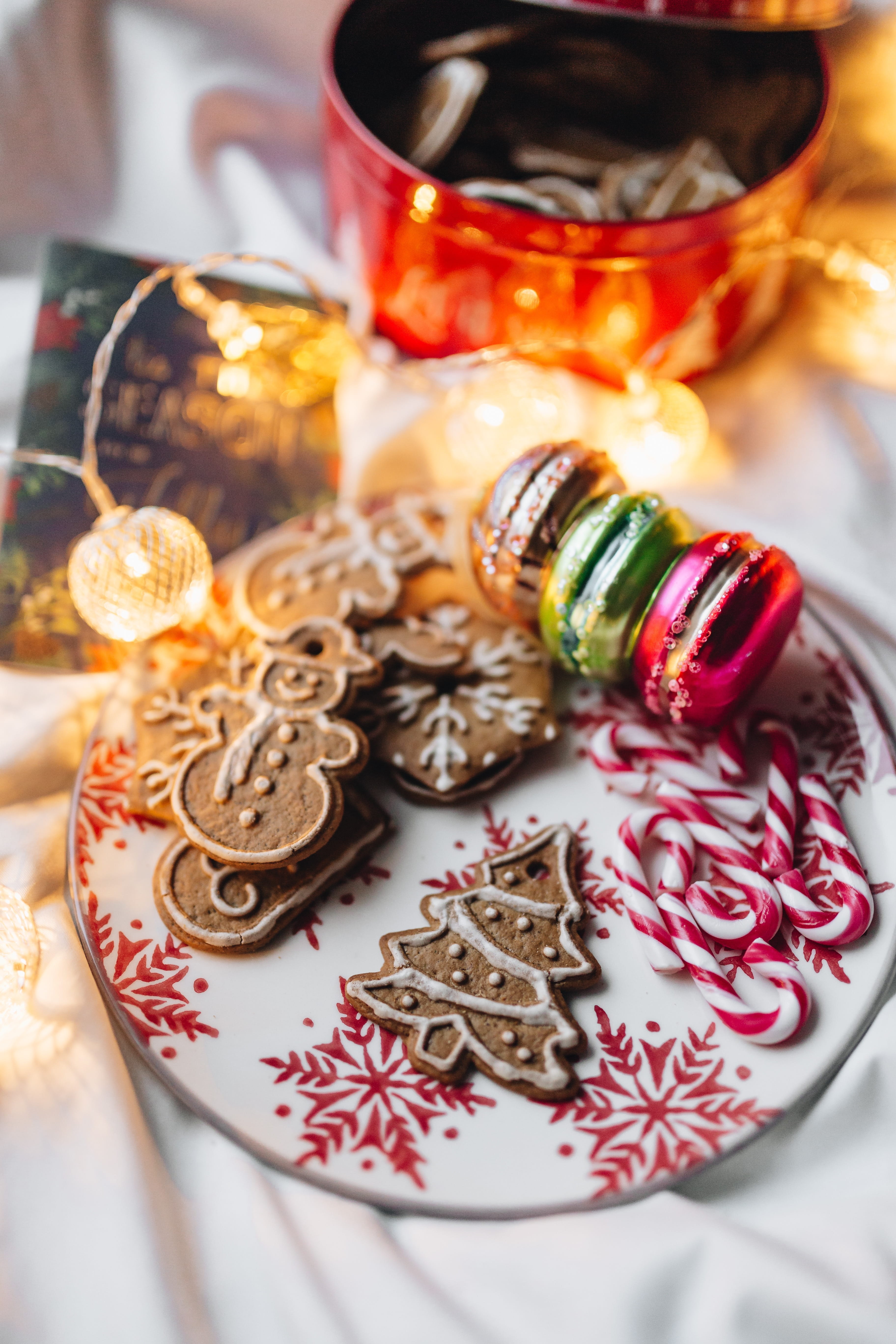 cookie, 5K, xmas, cookies, dessert, focus on foreground, container, december, christmas ornament, plate, selective focus, no people, sweet, decoration, Phone HD Wallpaper