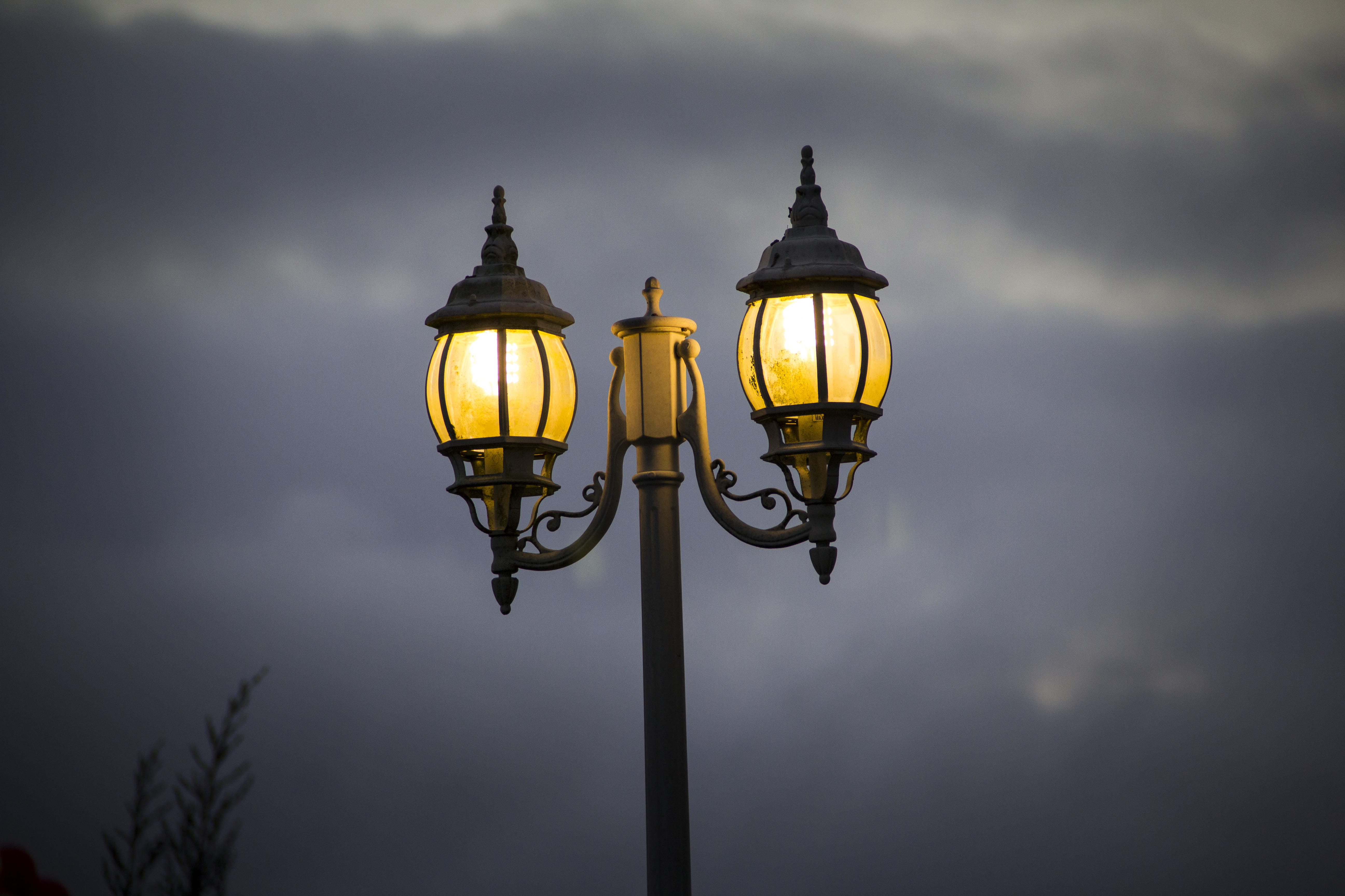 nature, la, storm cloud, luz, lit, en, sky, cloud - sky, overcast, street light, street, outdoors, lamppost, electricity, no people, ornate, retro styled, HD Wallpaper