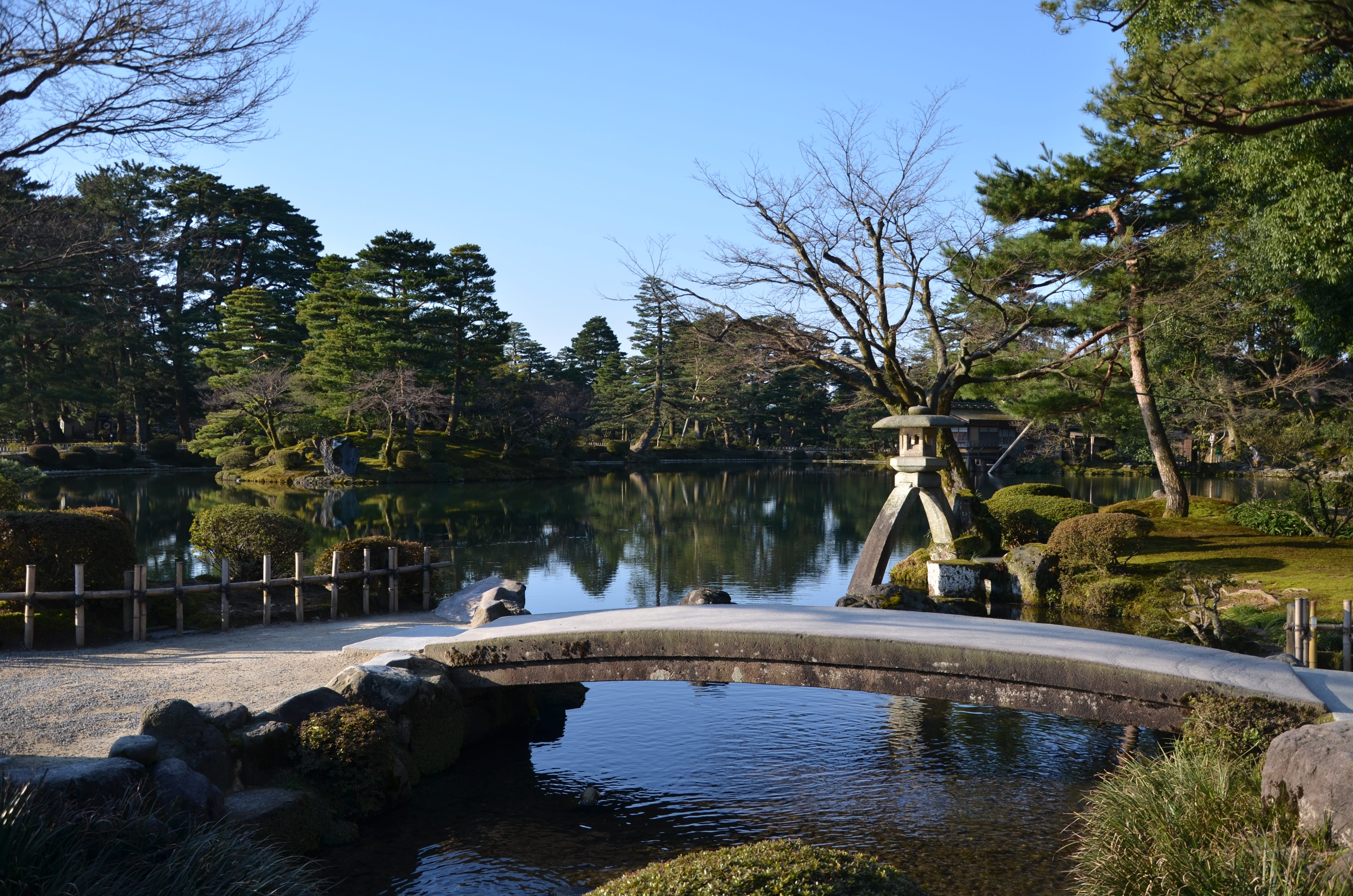 sunlight, outdoors, water, growth, waterfront, lake, tree, flowing, beauty in nature, architecture, men, kenrokuen, built structure, scenics - nature, 4K, HD Wallpaper