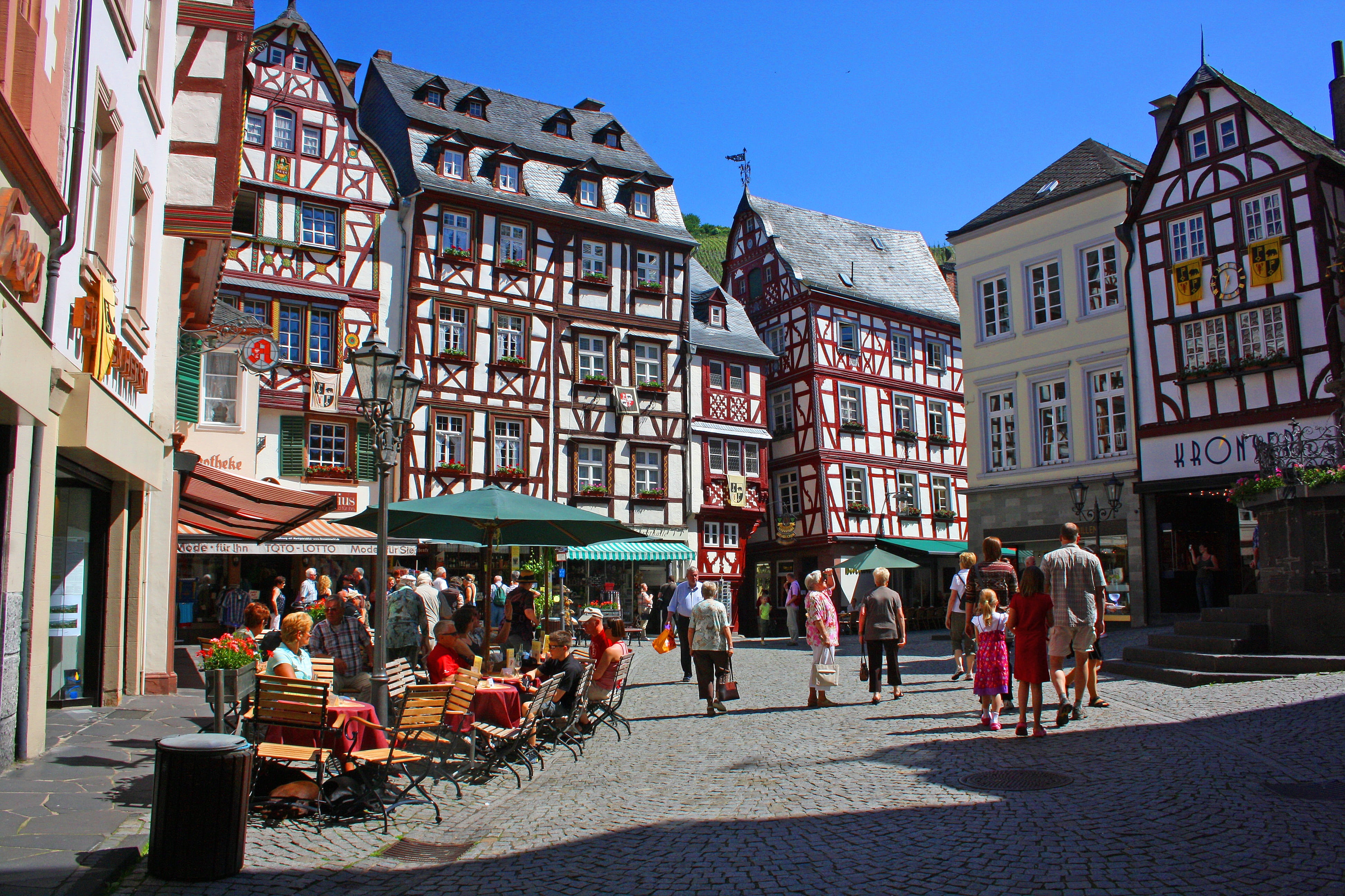 urban, old town, women, nature, tourism, real people, pavement, visitors, bernkastel, crowd, horizontal, home, city, day, truss, window, people, paving stones, HD Wallpaper