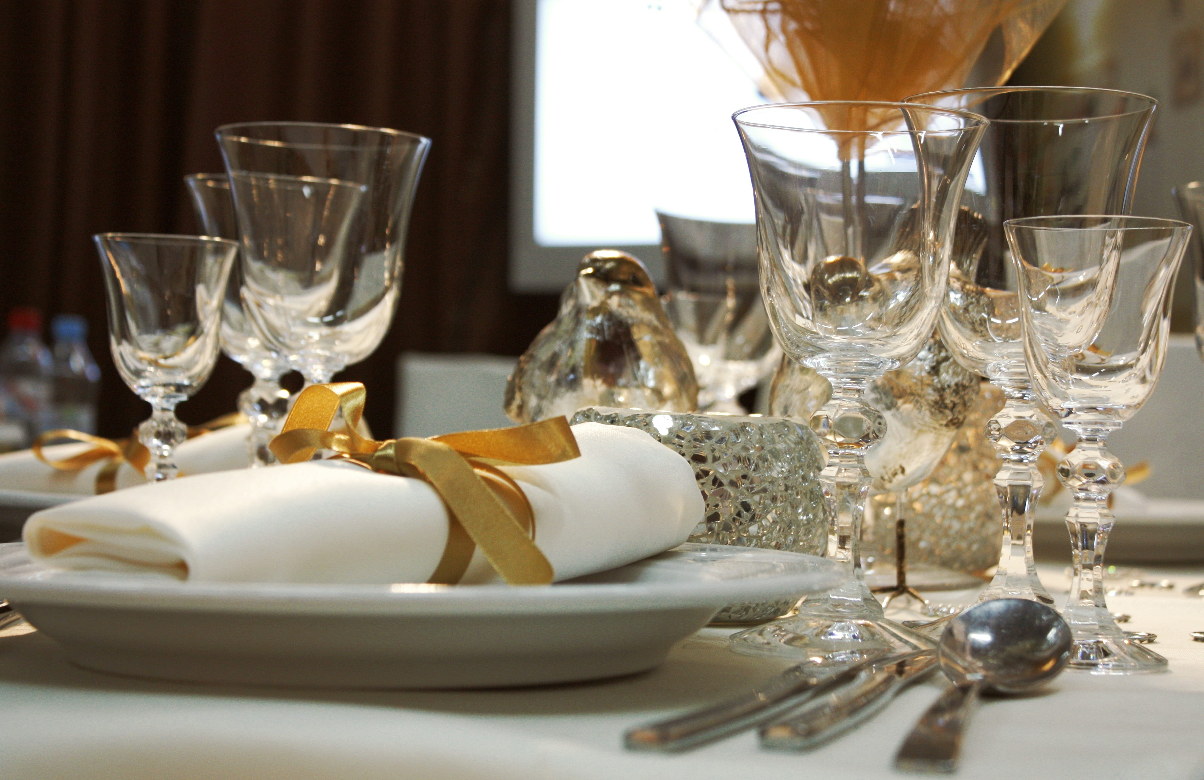 food, fine, dining, refreshment, household equipment, crockery, no people, ribbon of gold, drink, dinner, decoration, table, food and drink, glass - material, HD Wallpaper