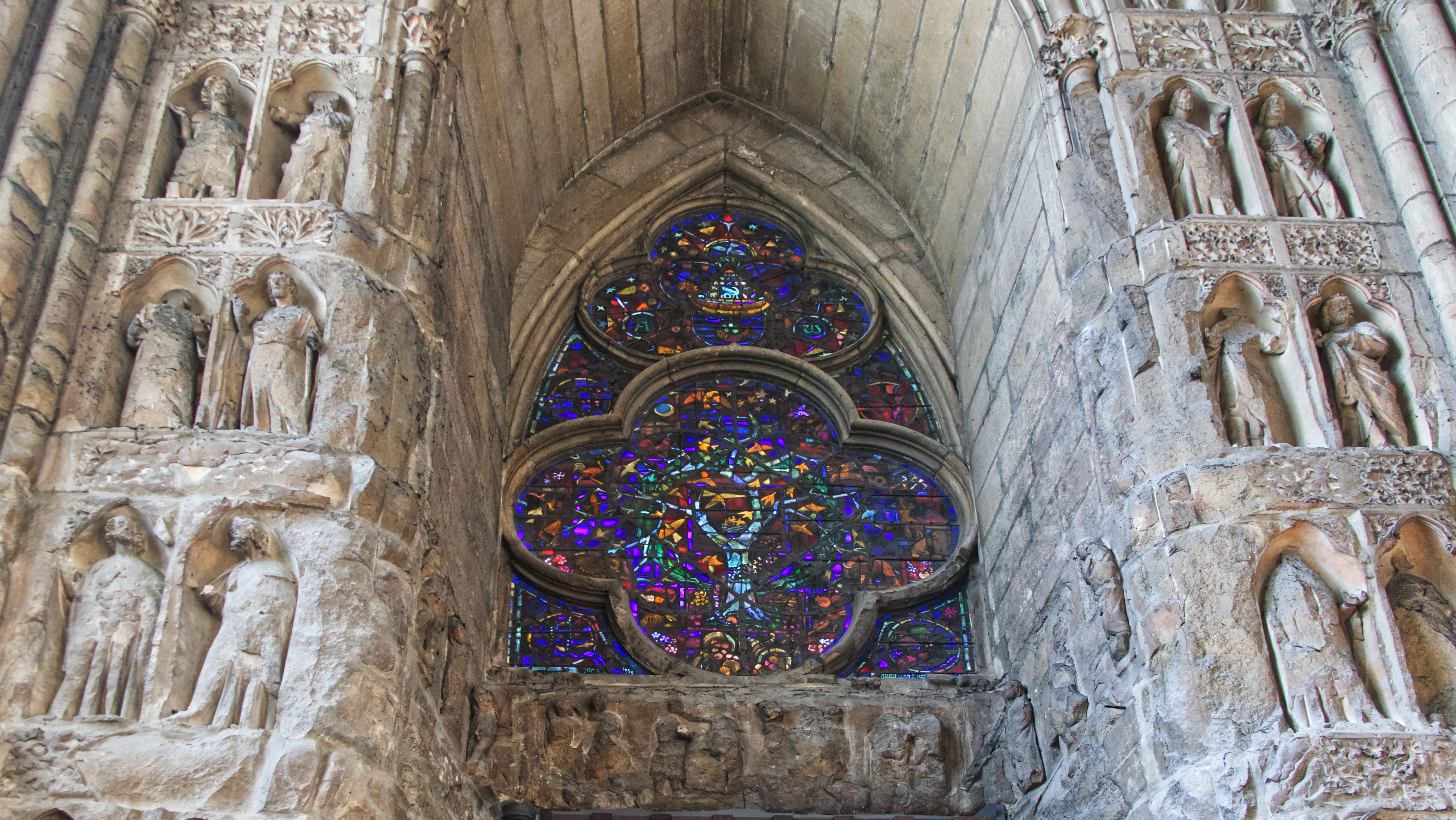 glass, art, outdoors, travel destinations, ornate, stained, animal, day, building exterior, bird, architecture, reims, stained glass, 3 rue guillaume de machault, HD Wallpaper