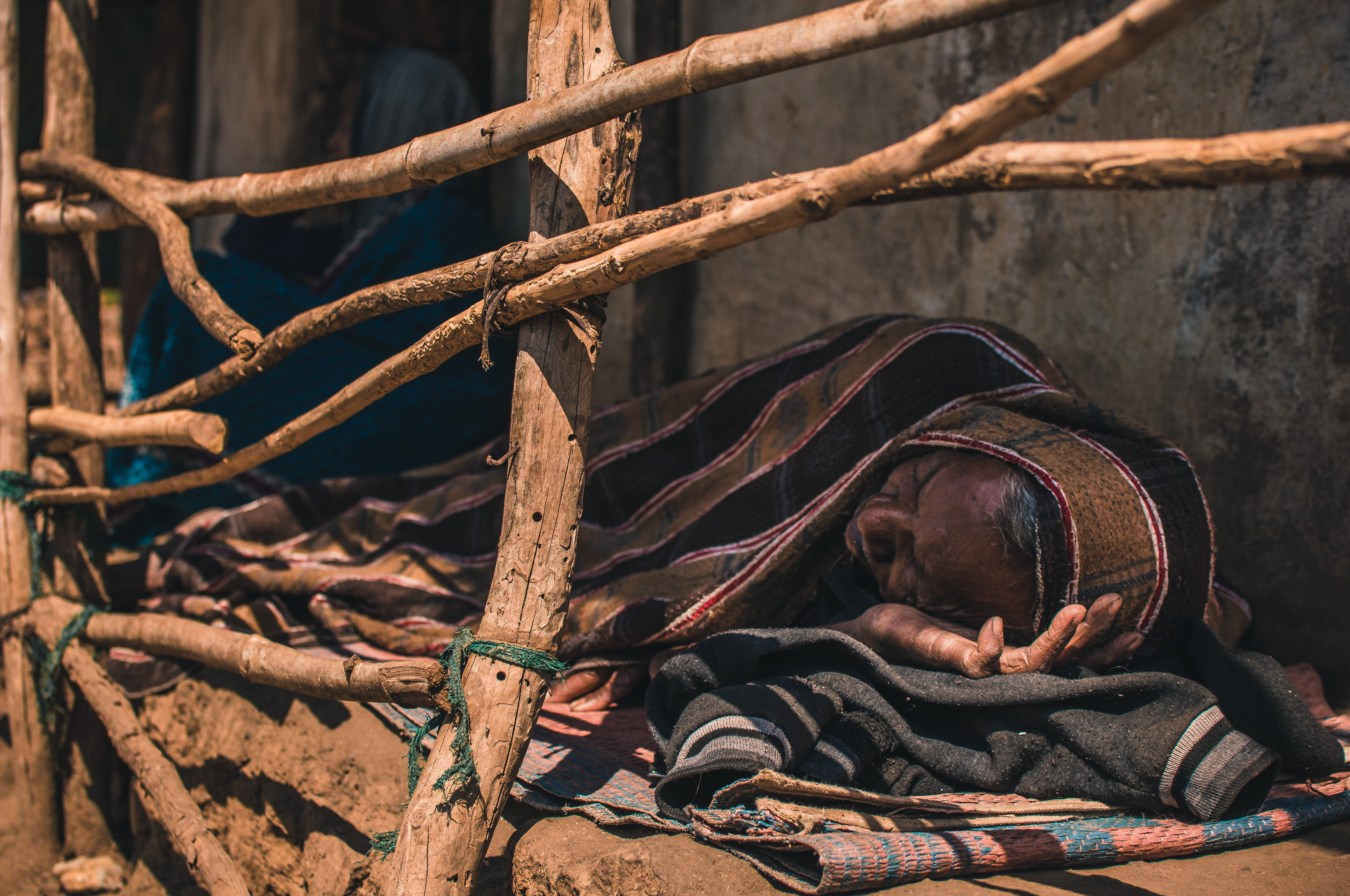 clothing, front view, real people, relaxation, covered, outdoors, obscured face, nature, land, lying, tree, men, wood - material, 5K, blanket, resting, HD Wallpaper