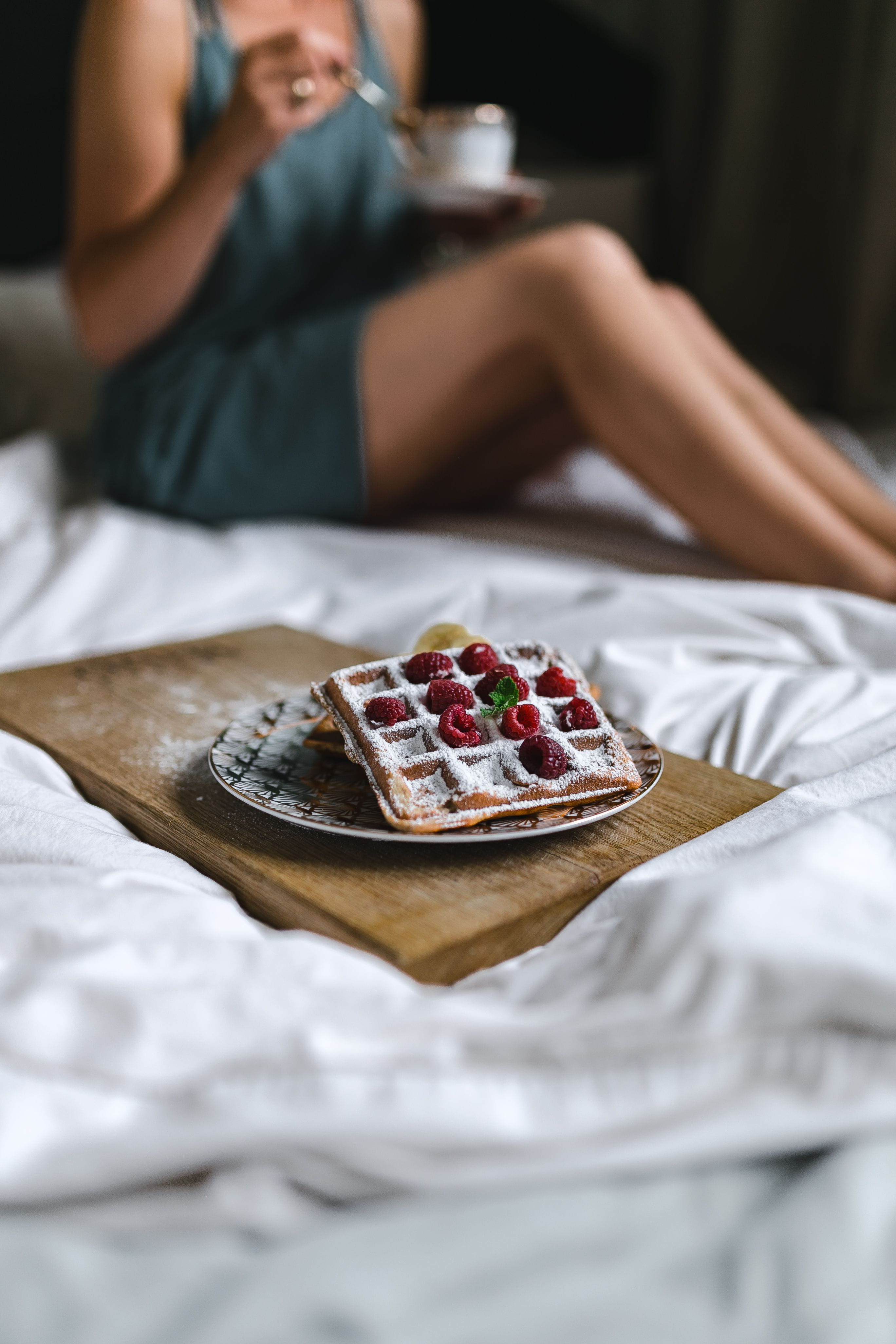4K, adult, one man only, sweet food, sweet, bedroom, one person, tray, table, men, morning, pizza, bed, caucasian Ethnicity, ready-to-eat, human hand, Phone HD Wallpaper