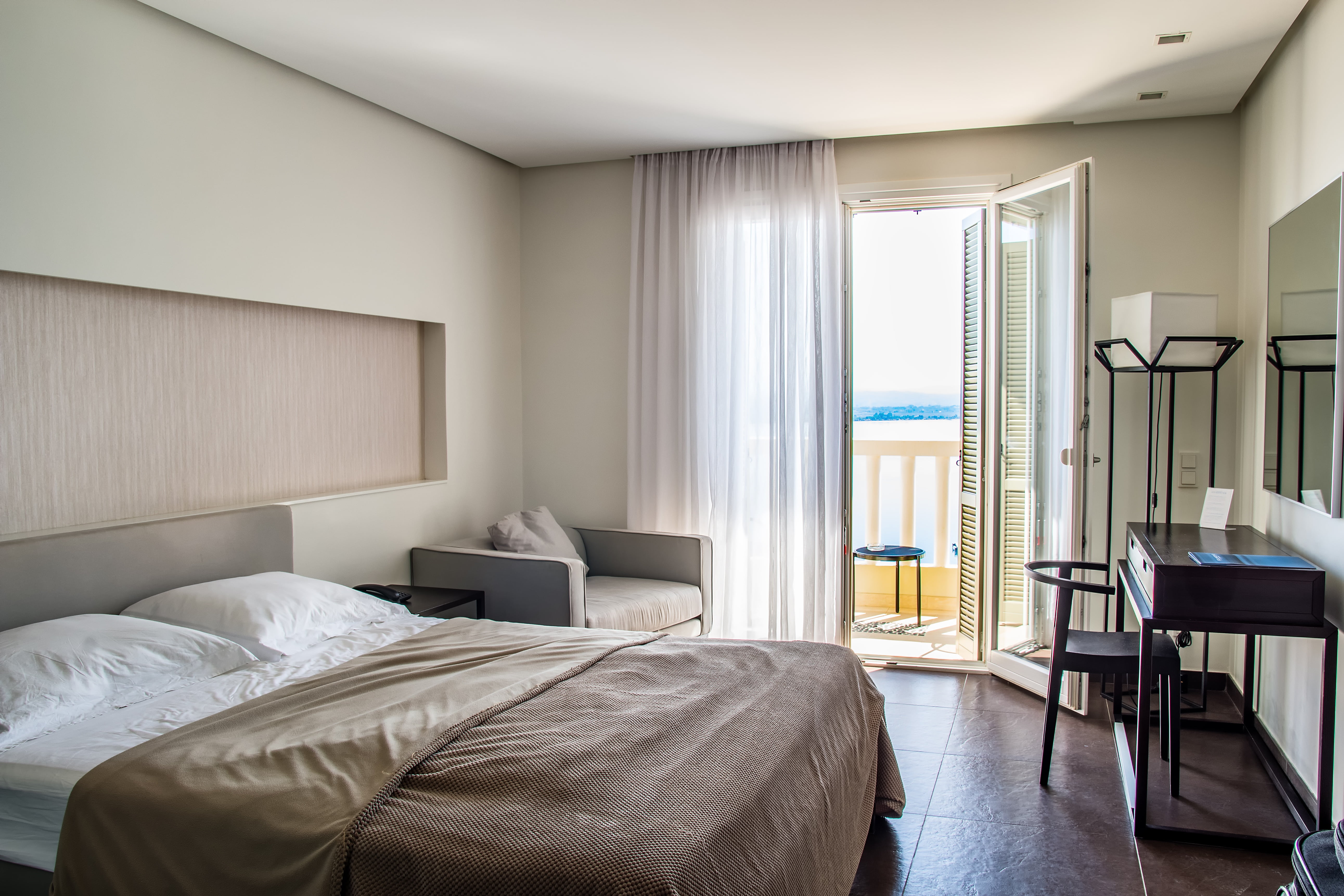 bedspread, domestic Room, no People, home Interior, luxury hotel, double bed, tourism, resort, lifestyles, modern, sleep, wealth, electric Lamp, holiday, HD Wallpaper