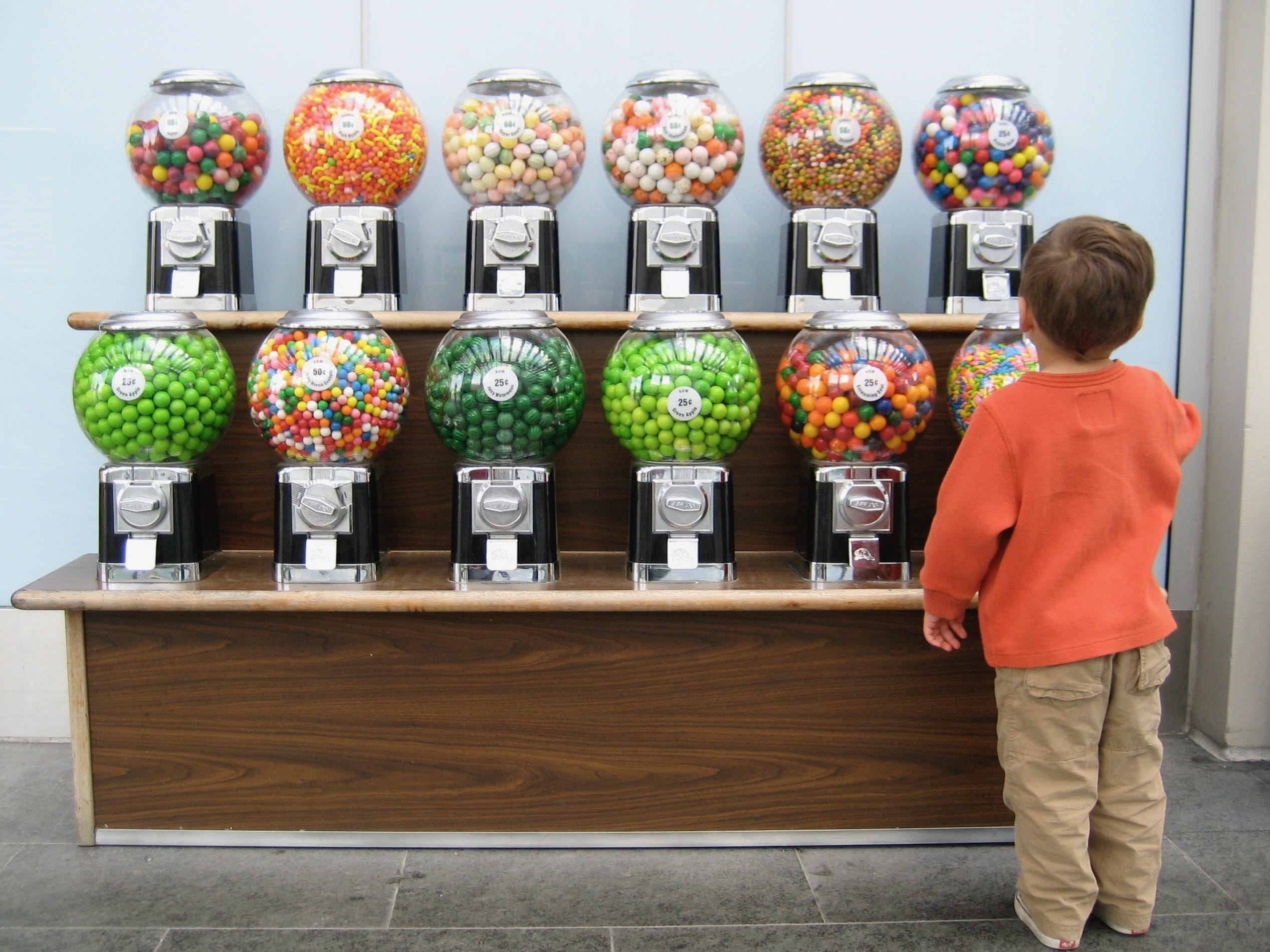 casual clothing, sweets, one person, delicious, 1080P, gum, men, holding, gumball, colorful, people, offspring, color, childhood, boys, choices, rear view, HD Wallpaper