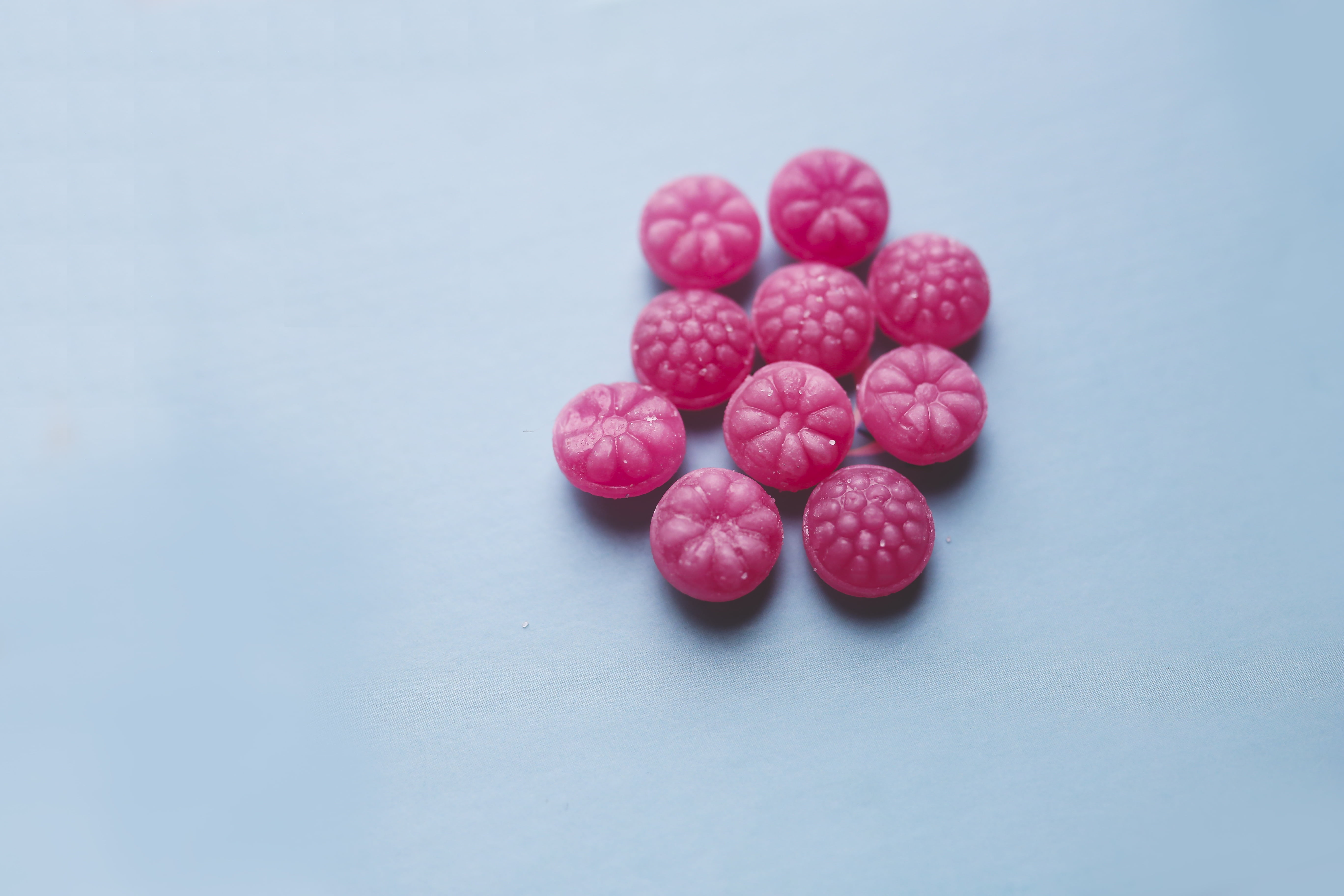 table, studio shot, 5K, fruit, food, food and drink, indulgence, selective focus, pink color, red, blue, close-up, pink, candy heart, berry fruit, round, HD Wallpaper