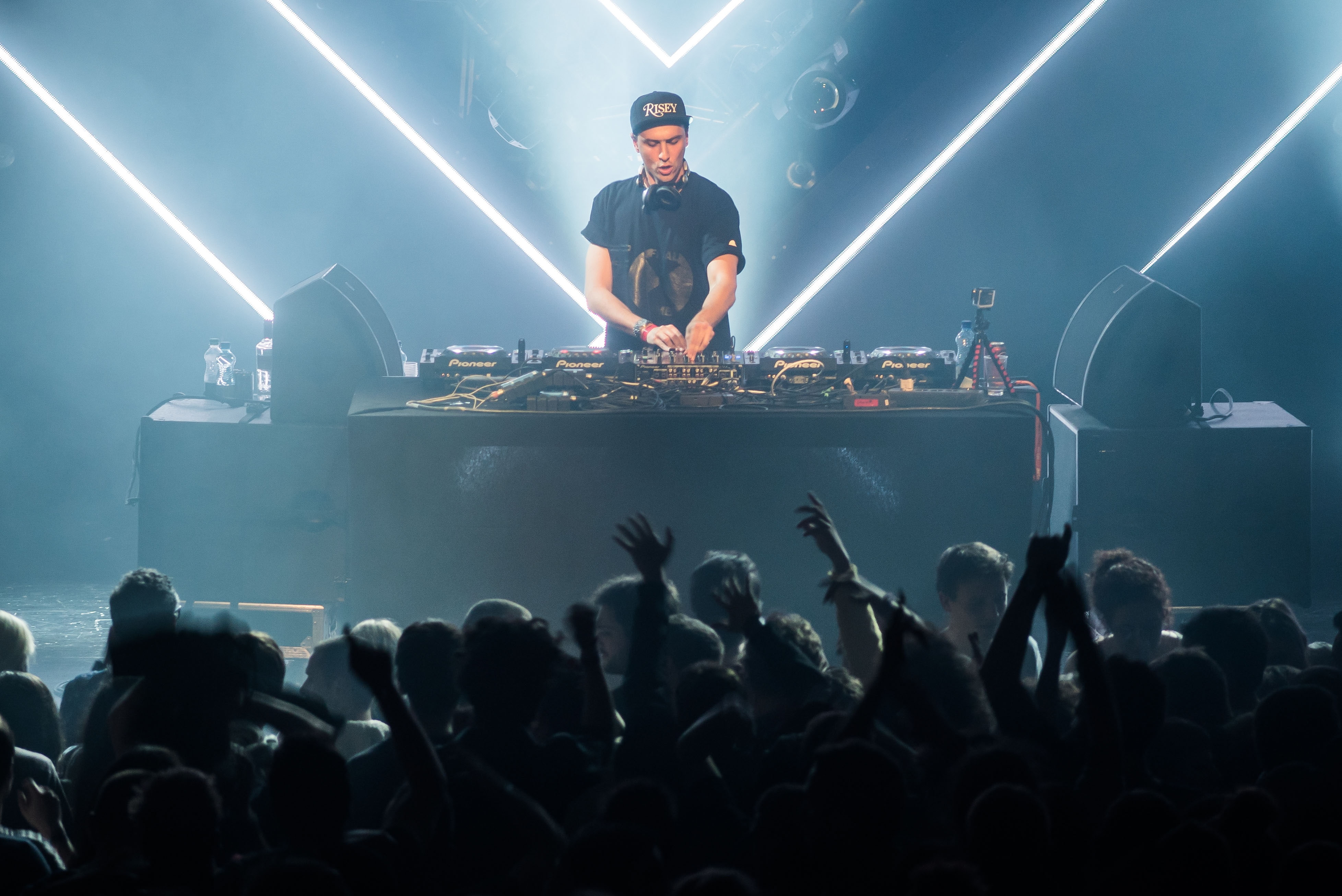 neon, dancing, people, DJ, disc jockey, 4K, eletronic music, HD Wallpaper