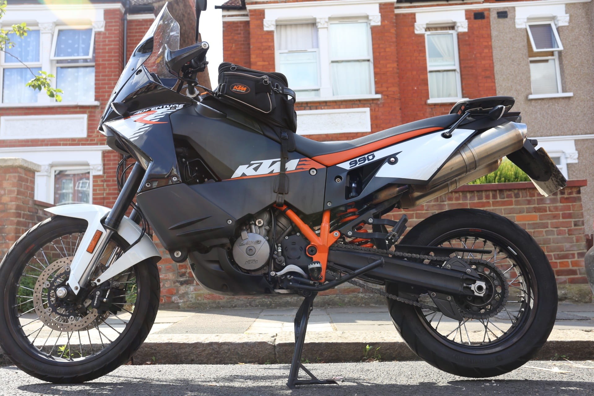no people, off-road, window, outdoors, motorcycle, city, building, built structure, building exterior, black, dirt bike, vehicle, day, ktm, parking, side view, HD Wallpaper