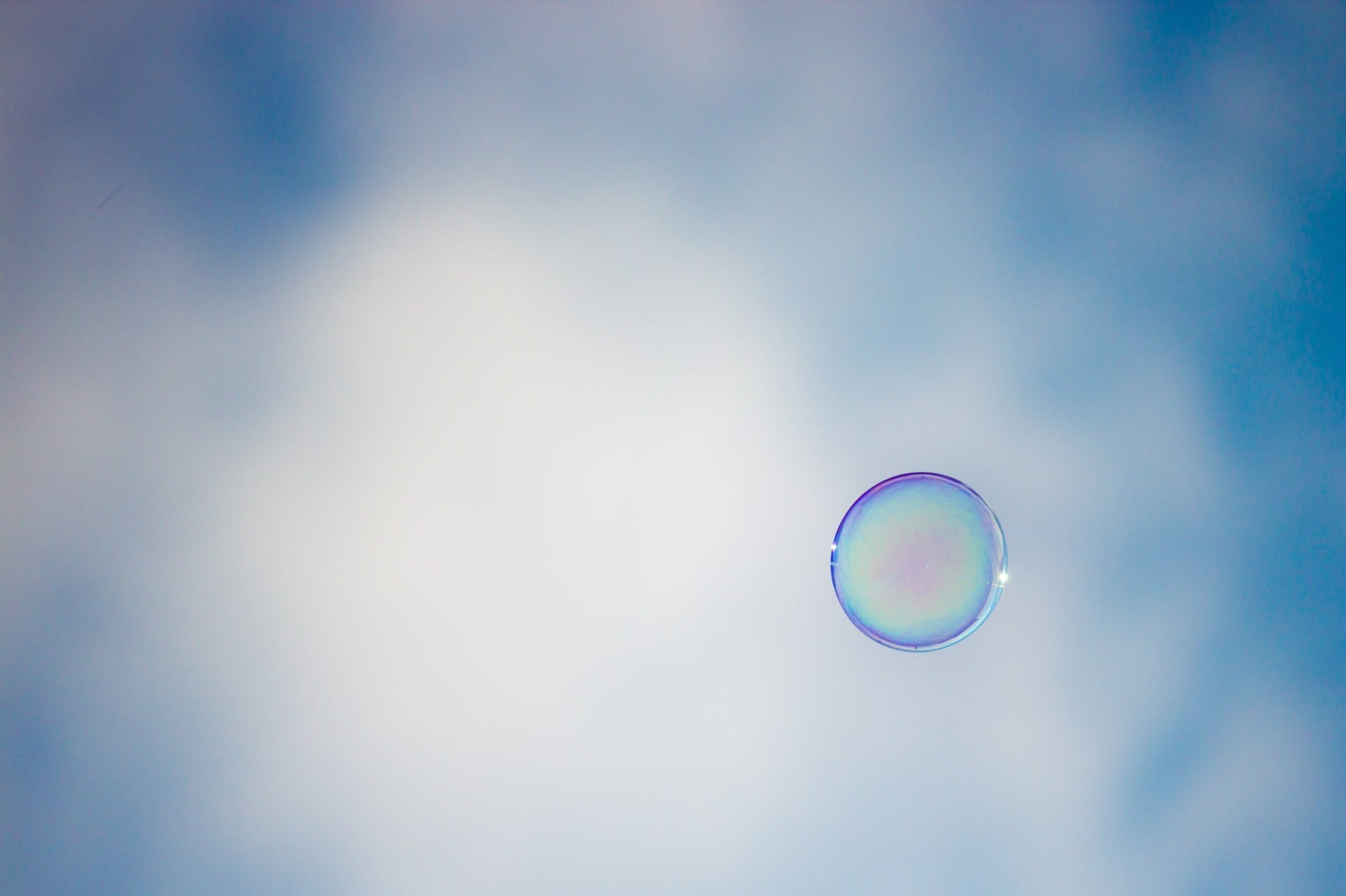 cloud - sky, low angle view, beauty in nature, geometric shape, fragility, nature, mid-air, transparent, vulnerability, sphere, flying, sky, no people, HD Wallpaper