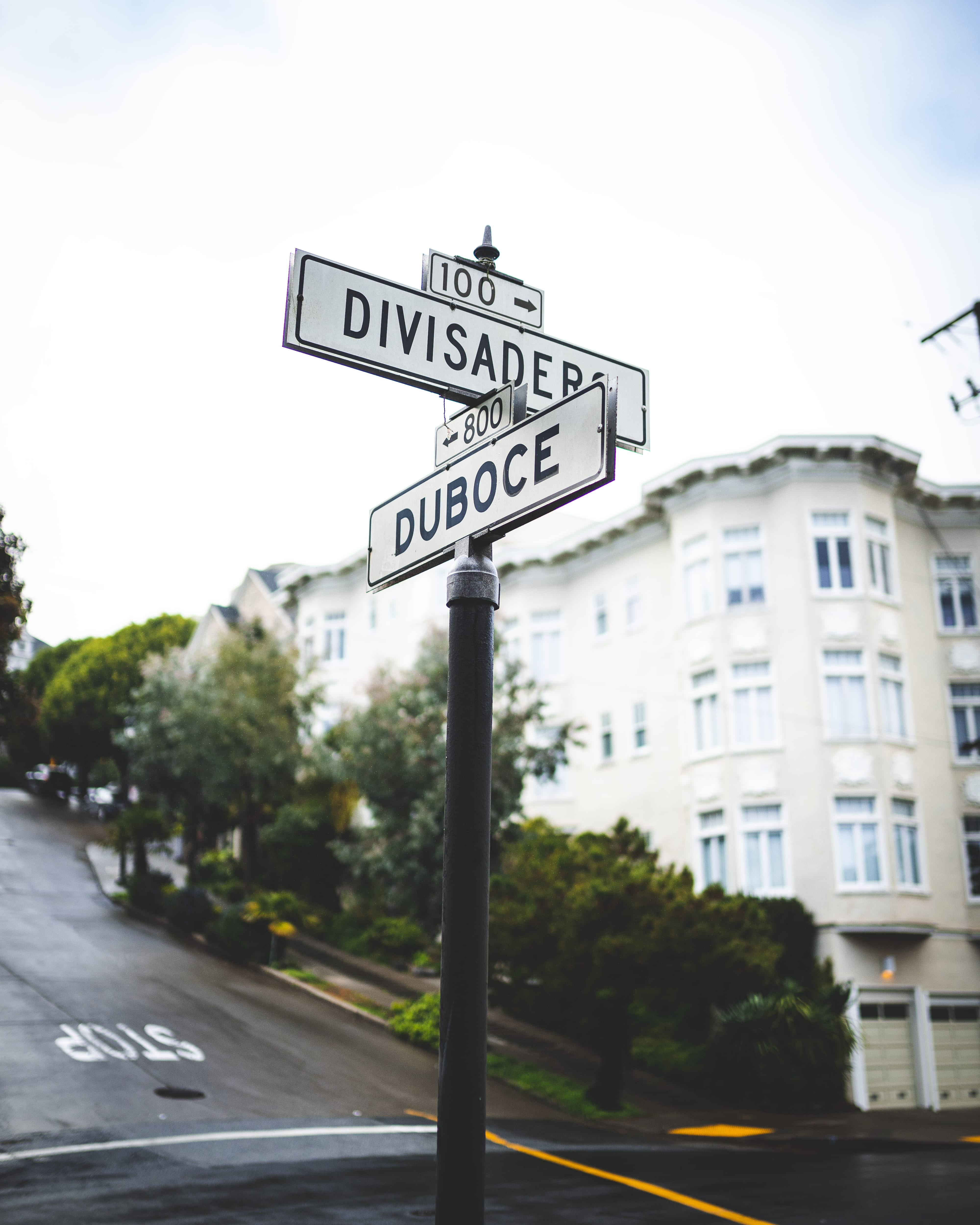 intersection, day, metropolis, arrow symbol, traffic arrow sign, western script, 4K, symbol, signage, town, tarmac, duboce, urban, road, high rise, communication, Phone HD Wallpaper
