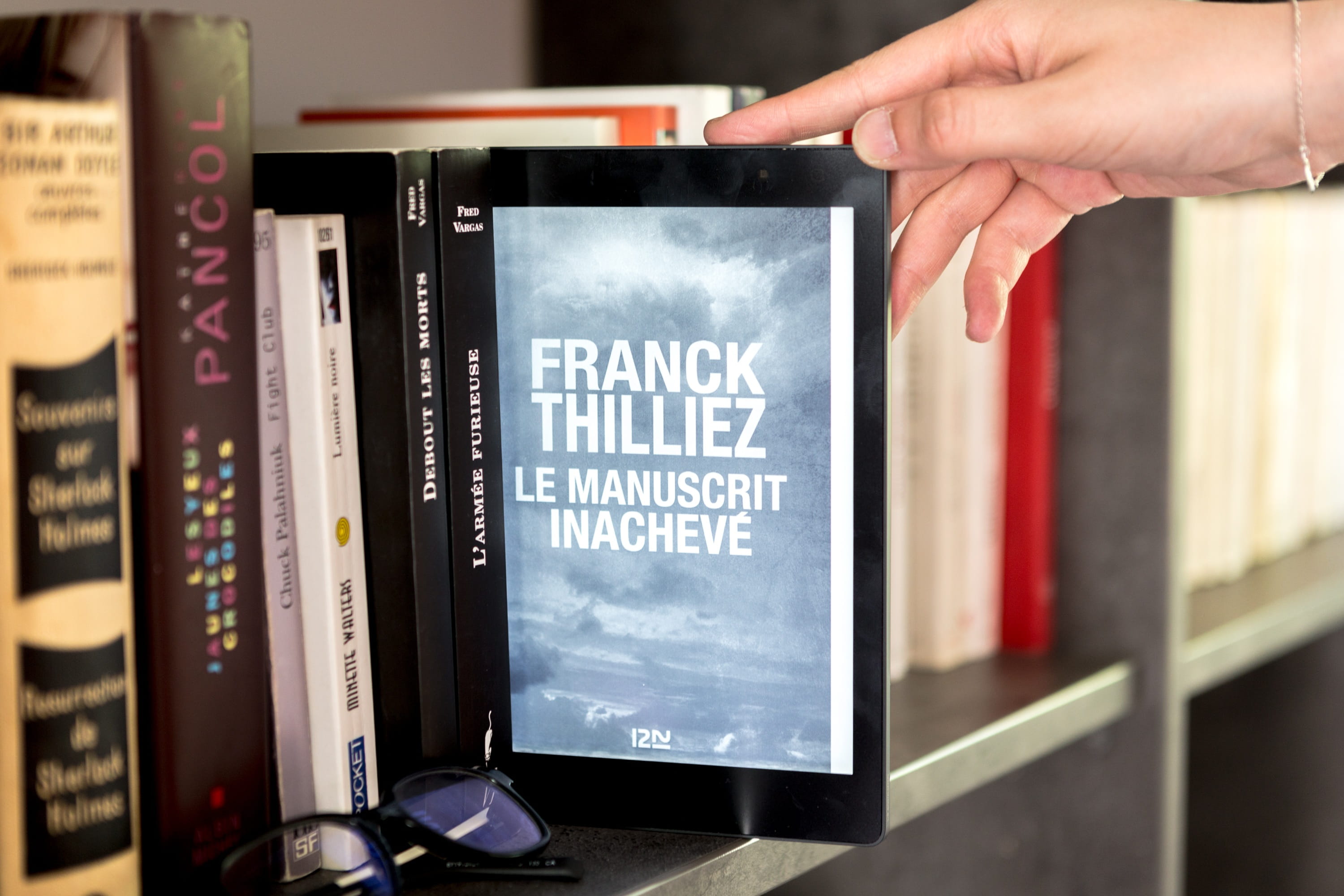 retail, human hand, communication, writer, kobo, standing, digital, body part, franck thilliez, books, sunglasses, holding, reading light, human body part, HD Wallpaper