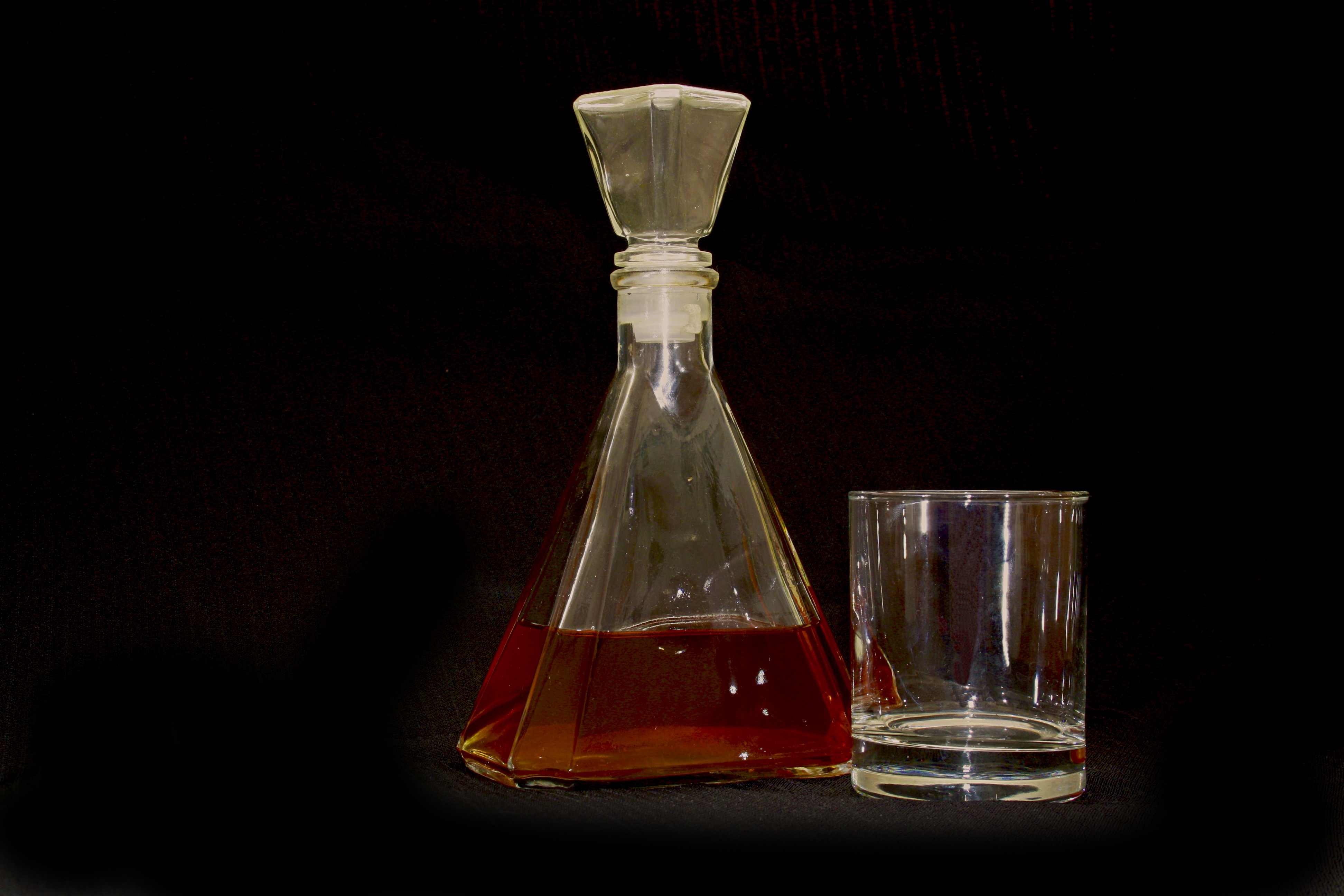 askew, alcoholic, bourbon, no people, food and drink, decoration, whisky, transparent, drink, brandy, crockery, studio shot, closure, liquid, drinking glass, HD Wallpaper