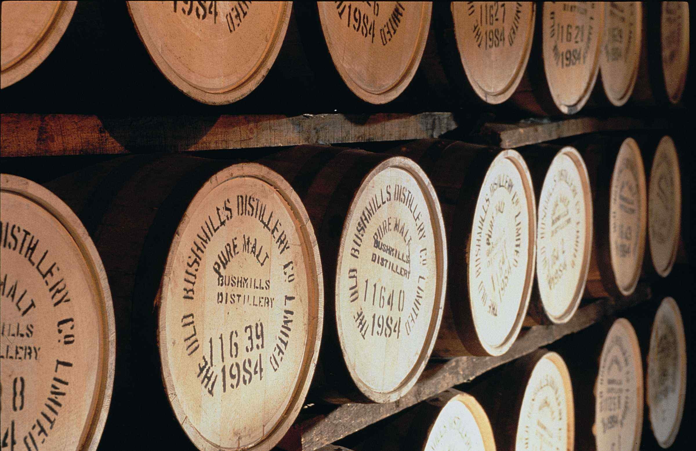 whisky, drink, barrel, no people, wood - material, food and drink, winemaking, side by side, in a row, wine, order, wine cellar, abundance, refreshment, HD Wallpaper