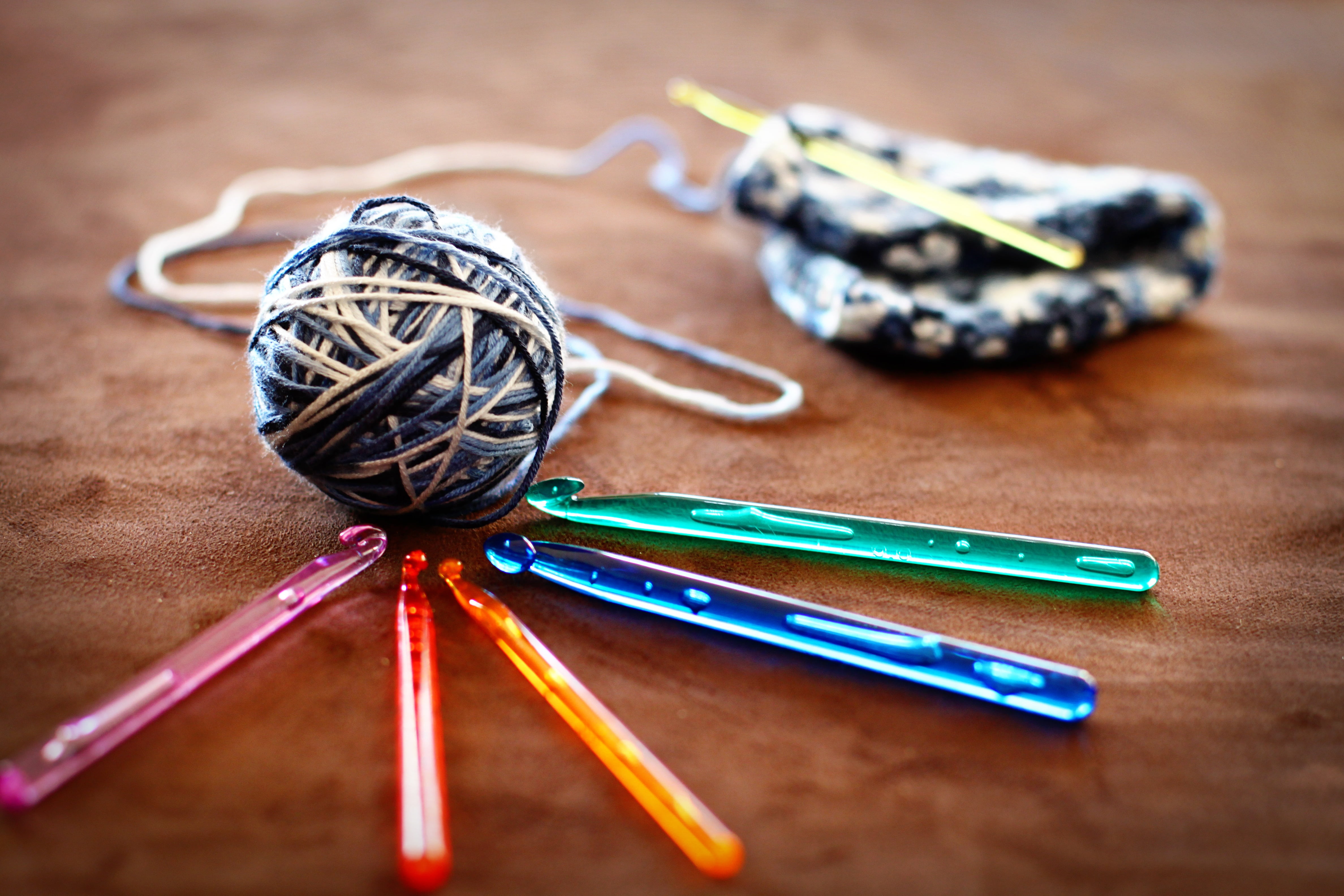focus on foreground, colorful, homemade, assorted, crochet, close-up, hobby, choice, pencil, studio shot, no people, string, needle-strength, group of objects, HD Wallpaper