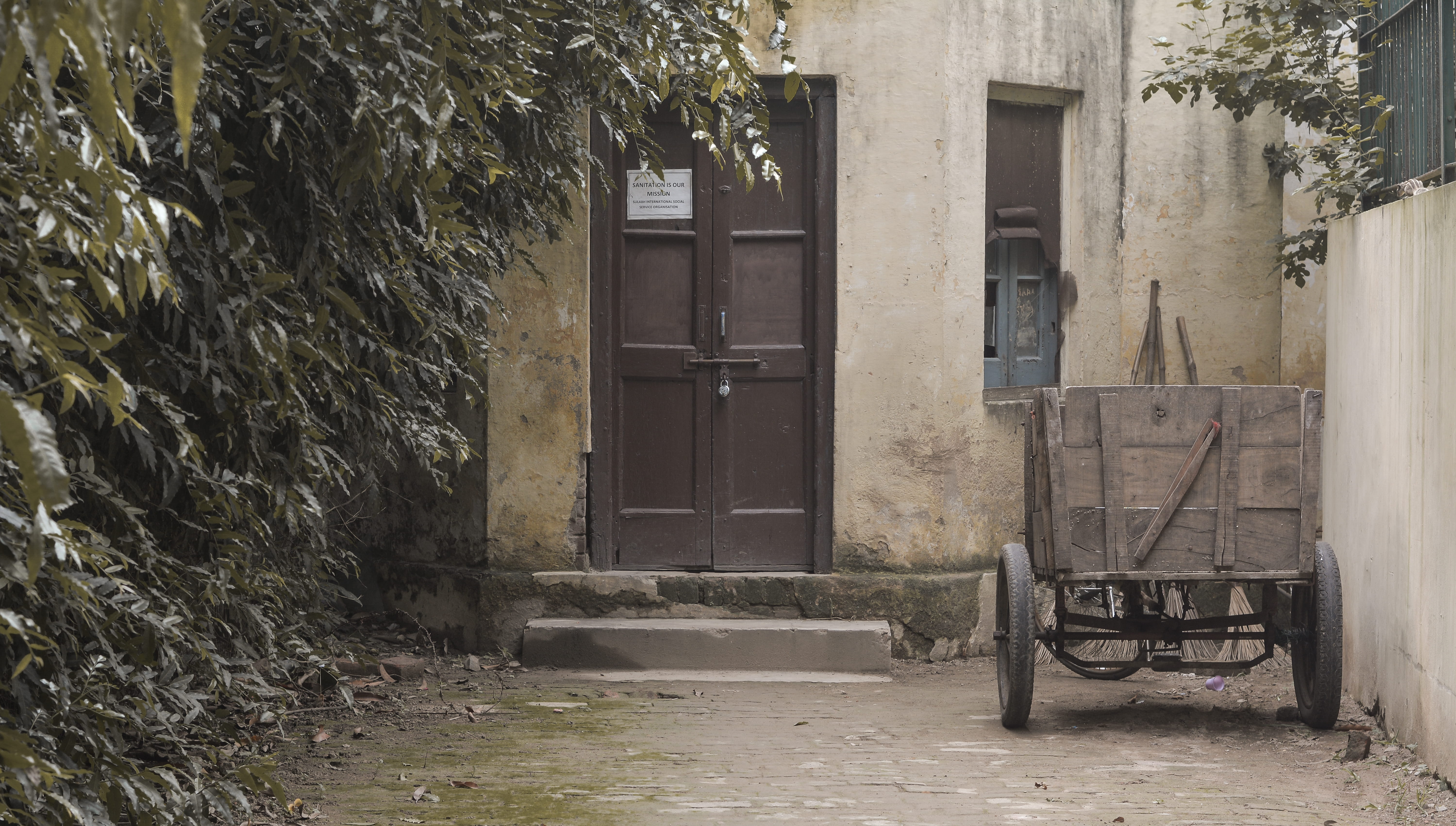 architecture, desolate, built structure, minimal, 5K, wheel, day, tree, nature, timeless, hindu college, entrance, house, door, window, old, art, no people, HD Wallpaper