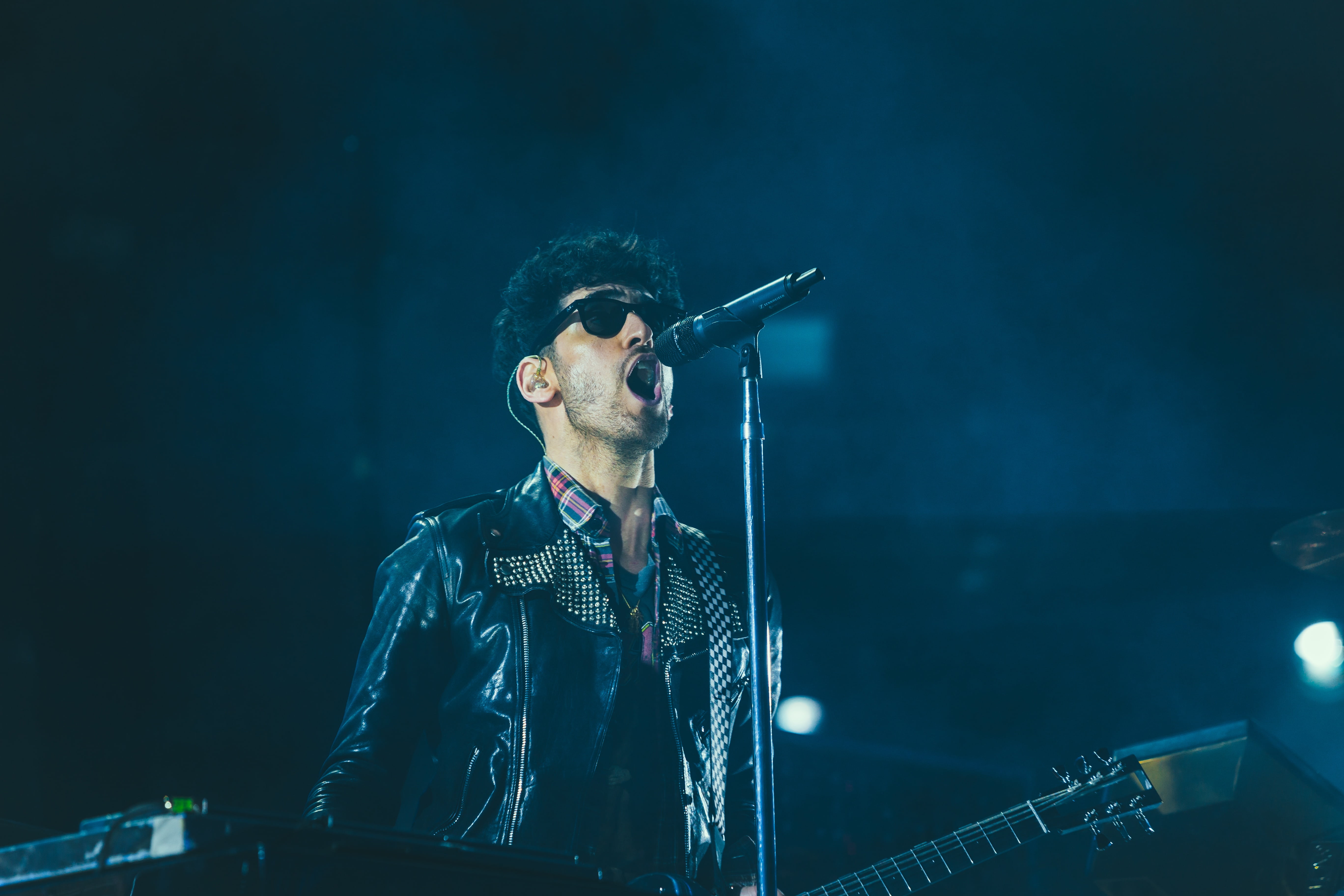 band, microphone, lights, music festival, performing Arts Event, one Person, people, pop Musician, skill, holding, popular Music Concert, musical Band, HD Wallpaper