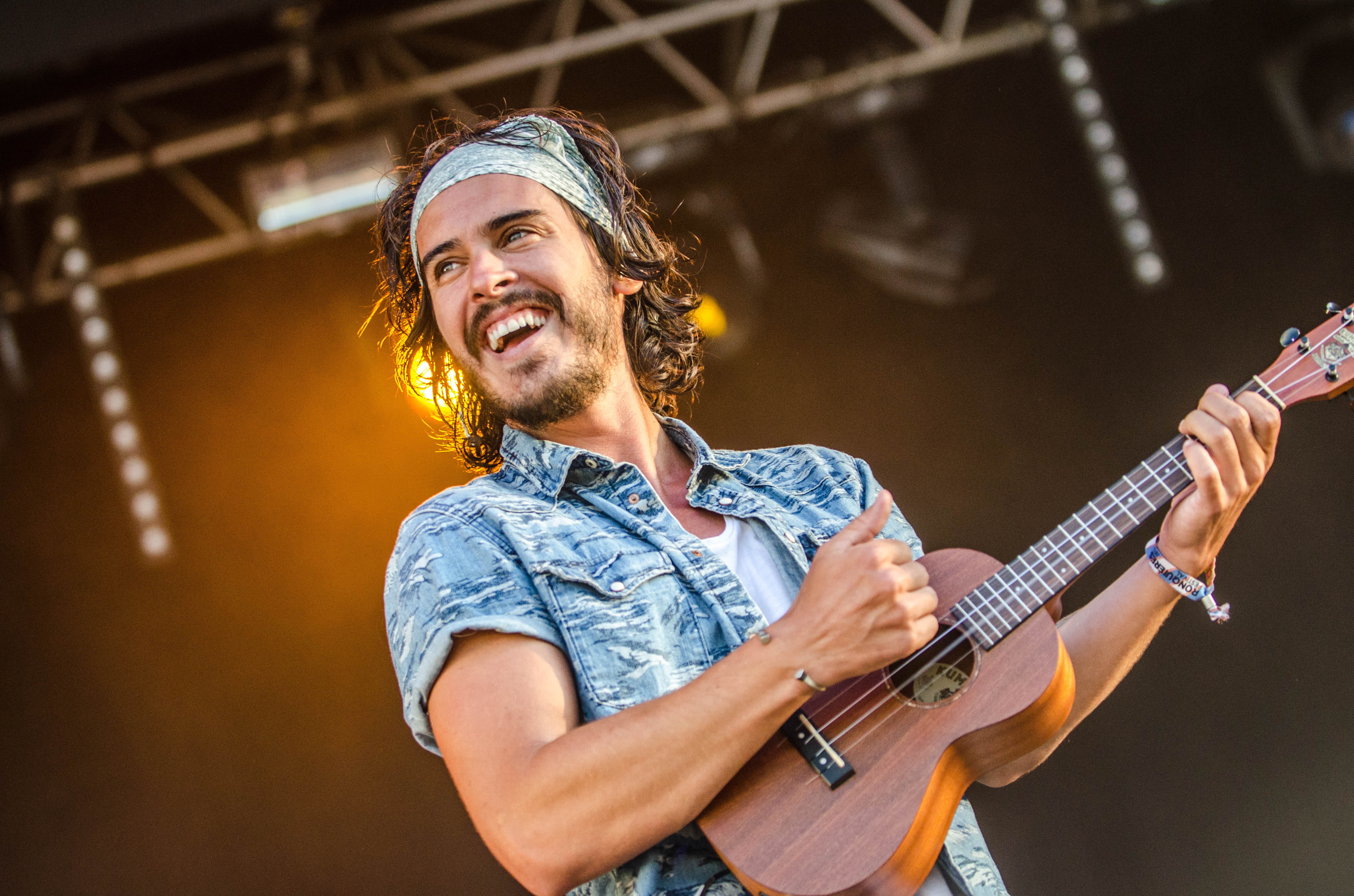 instrument, music festival, playing, musical equipment, Frèro Delavega - Ronquières Festival 2015, performance, happiness, musical instrument, plucking an instrument, HD Wallpaper