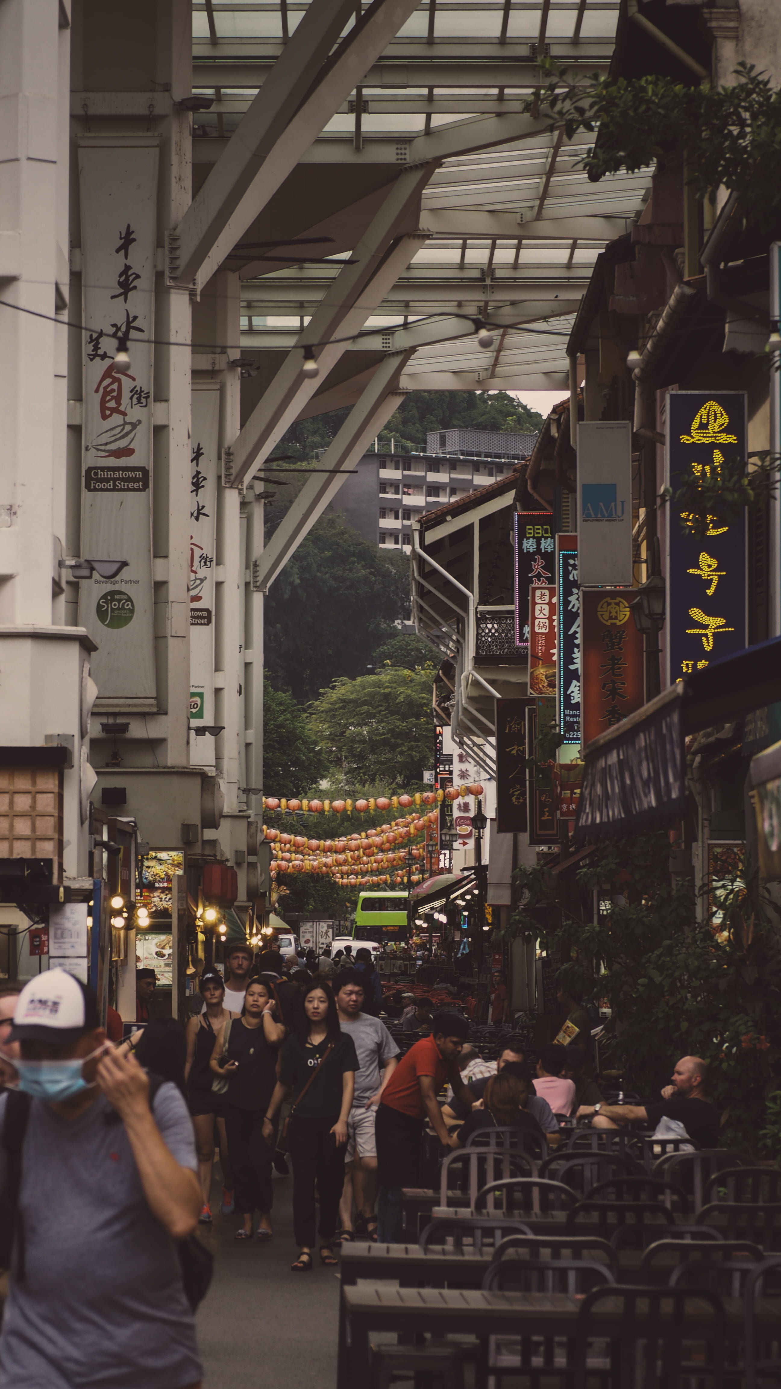 bazaar, group of people, lifestyles, metal, architecture, singapore, street, transportation, city, building, food, shed, men, text, metropolis, urban, script, Phone HD Wallpaper