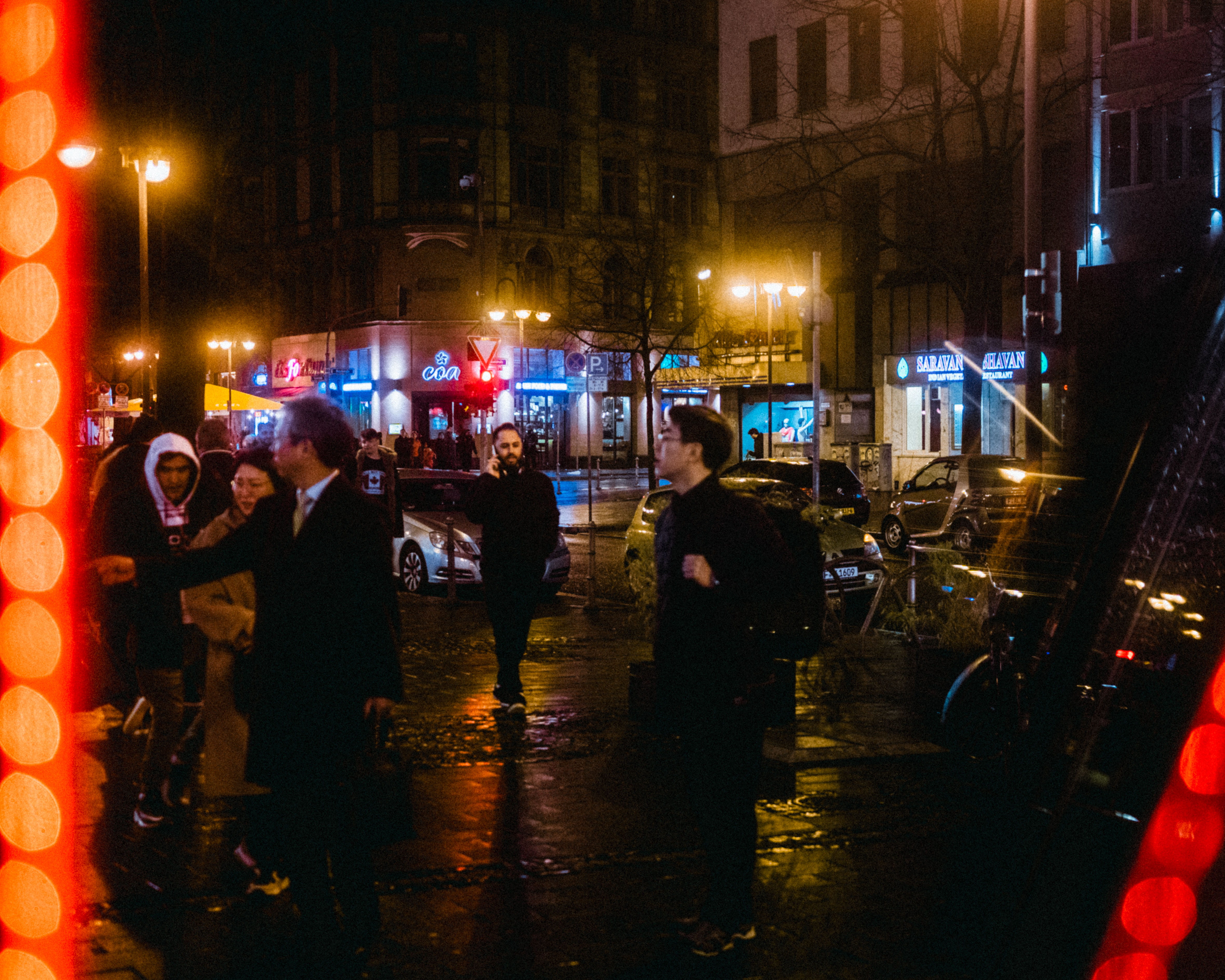 wet, water, bar counter, pub, person, building exterior, mode of transportation, crowd, architecture, road, streets, building, outdoors, group of people, HD Wallpaper