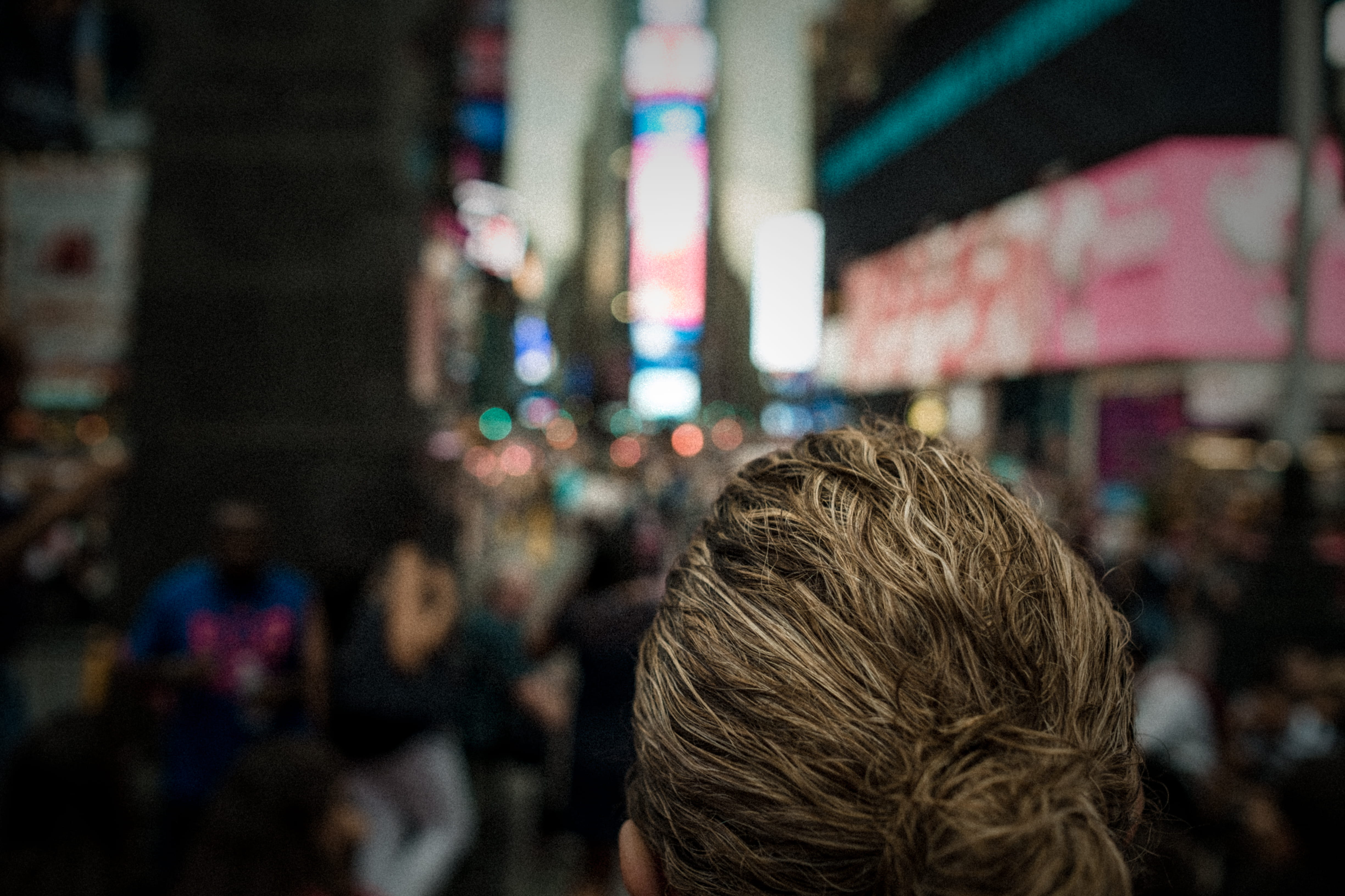 human, dof, hair, person, city, hairstyle, adult, headshot, 4K, men, human hair, new york, skin, leisure activity, crowd, head, apparel, nightlife, bust, HD Wallpaper