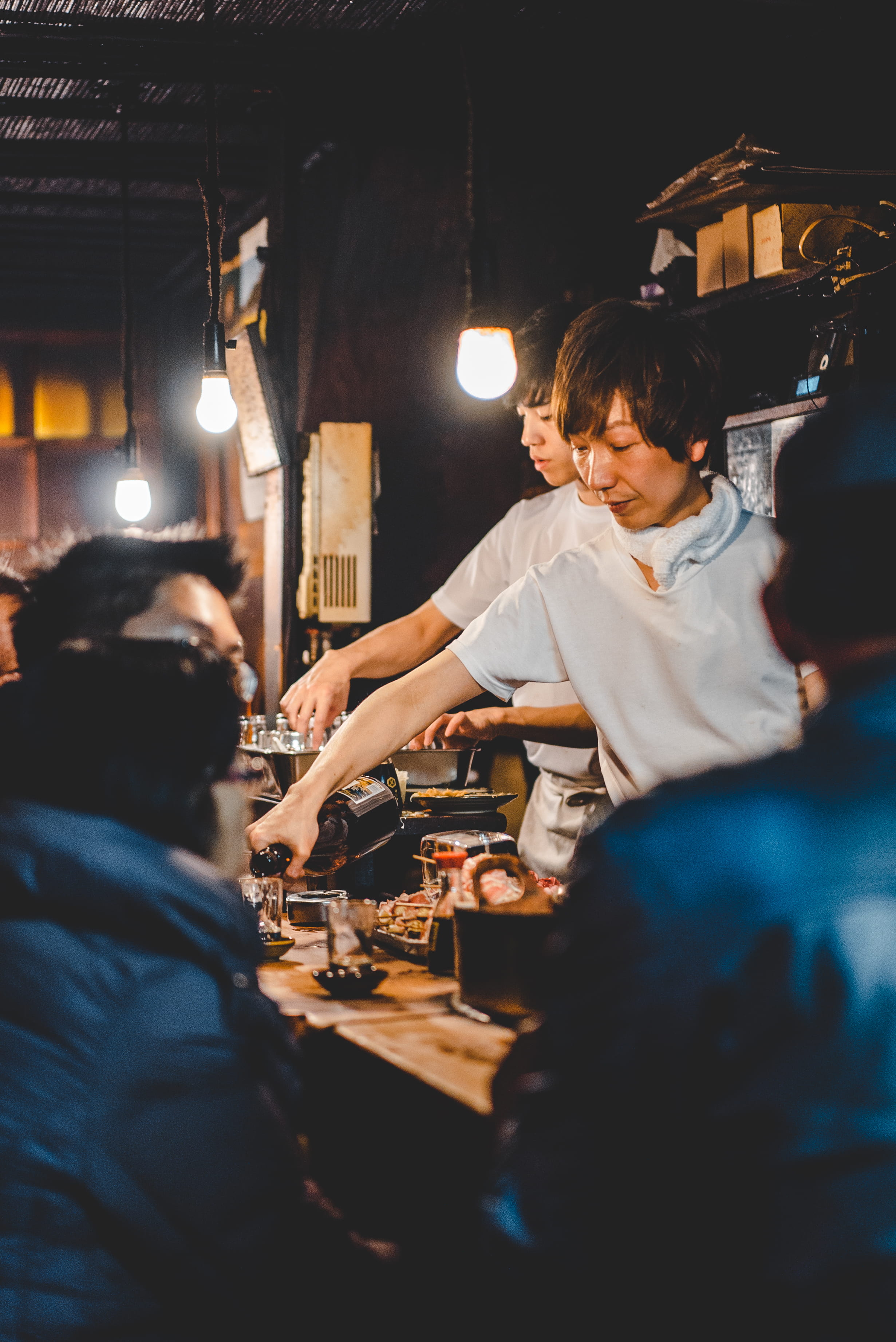food, restaurant, real people, bar counter, woman, table, leisure activity, men, market, tee, occupation, serving, person, indoors, japan, business, shinjuku, Phone HD Wallpaper