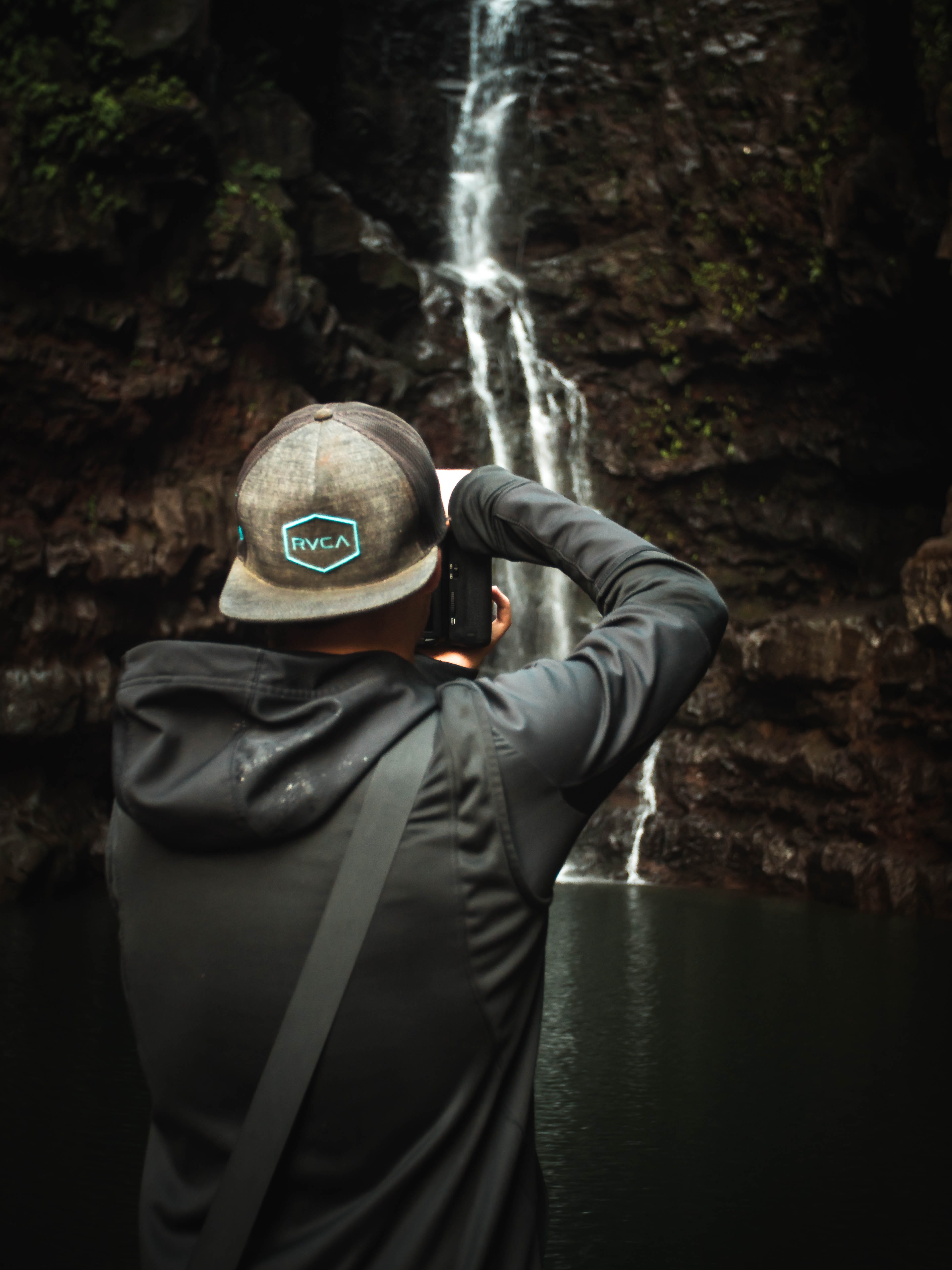 forest, leisure activity, rear view, real people, photographer, 4K, man, taking, flowing water, photographic equipment, one person, standing, water, photography themes, Phone HD Wallpaper