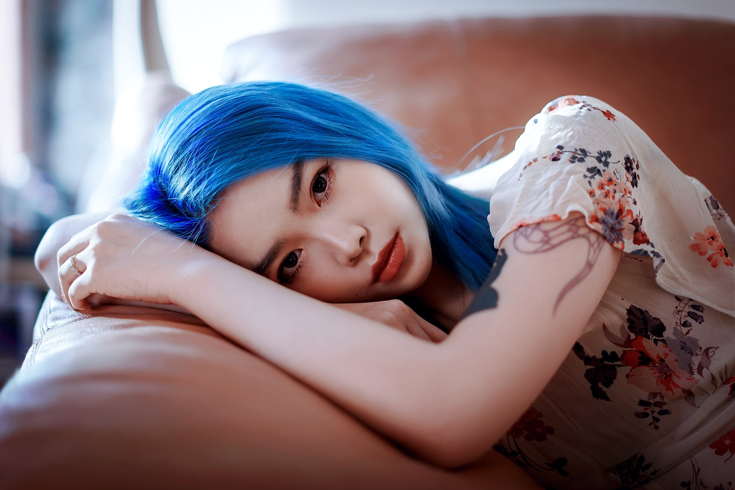 depth of field, inked girls, lying on side, pierced eyebrow, couch, blue hair, pink lipstick, portrait, Asian, tattoo, dyed hair, looking at viewer, dress, HD Wallpaper