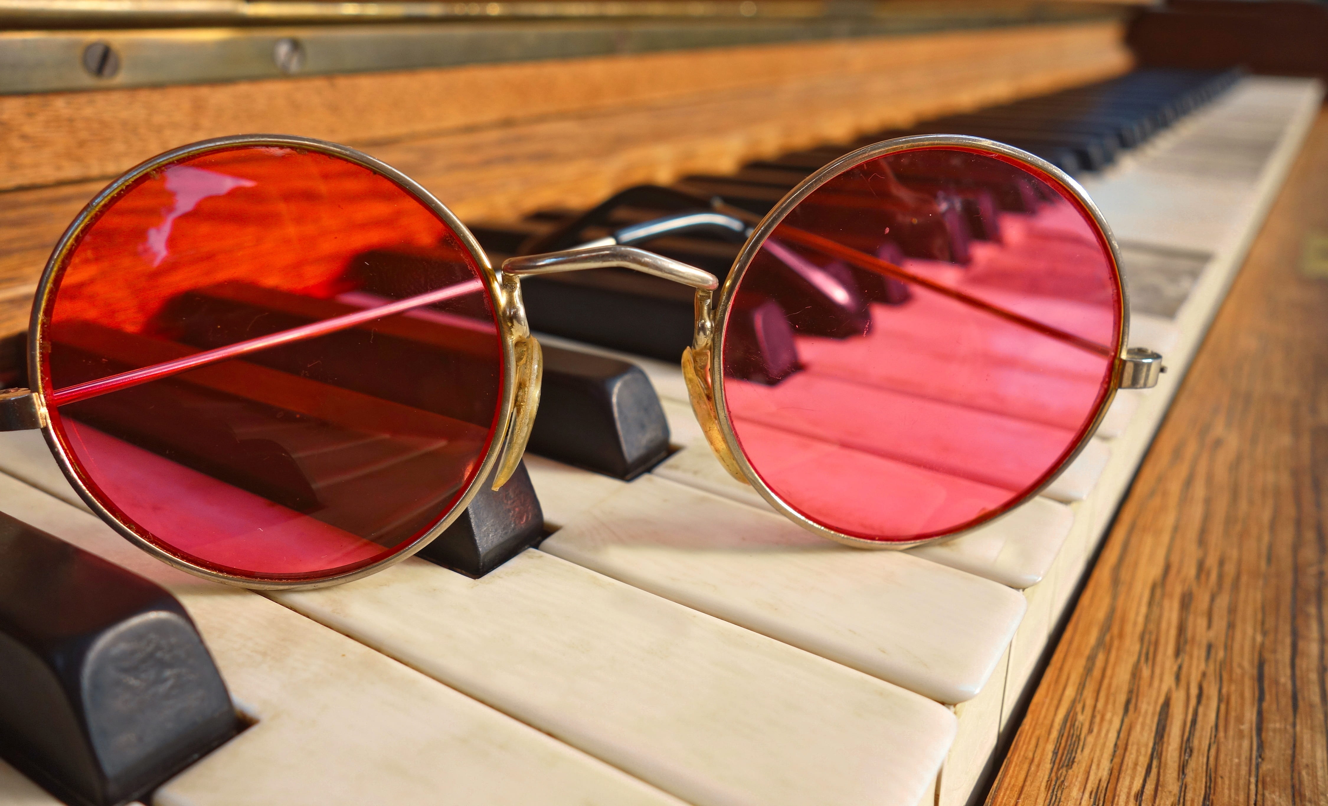 music, day, focus on foreground, piano, 4K, table, reflection, close-up, feelgood, top, red, brown, sunglasses, wood - material, pink glasses, glasses, HD Wallpaper