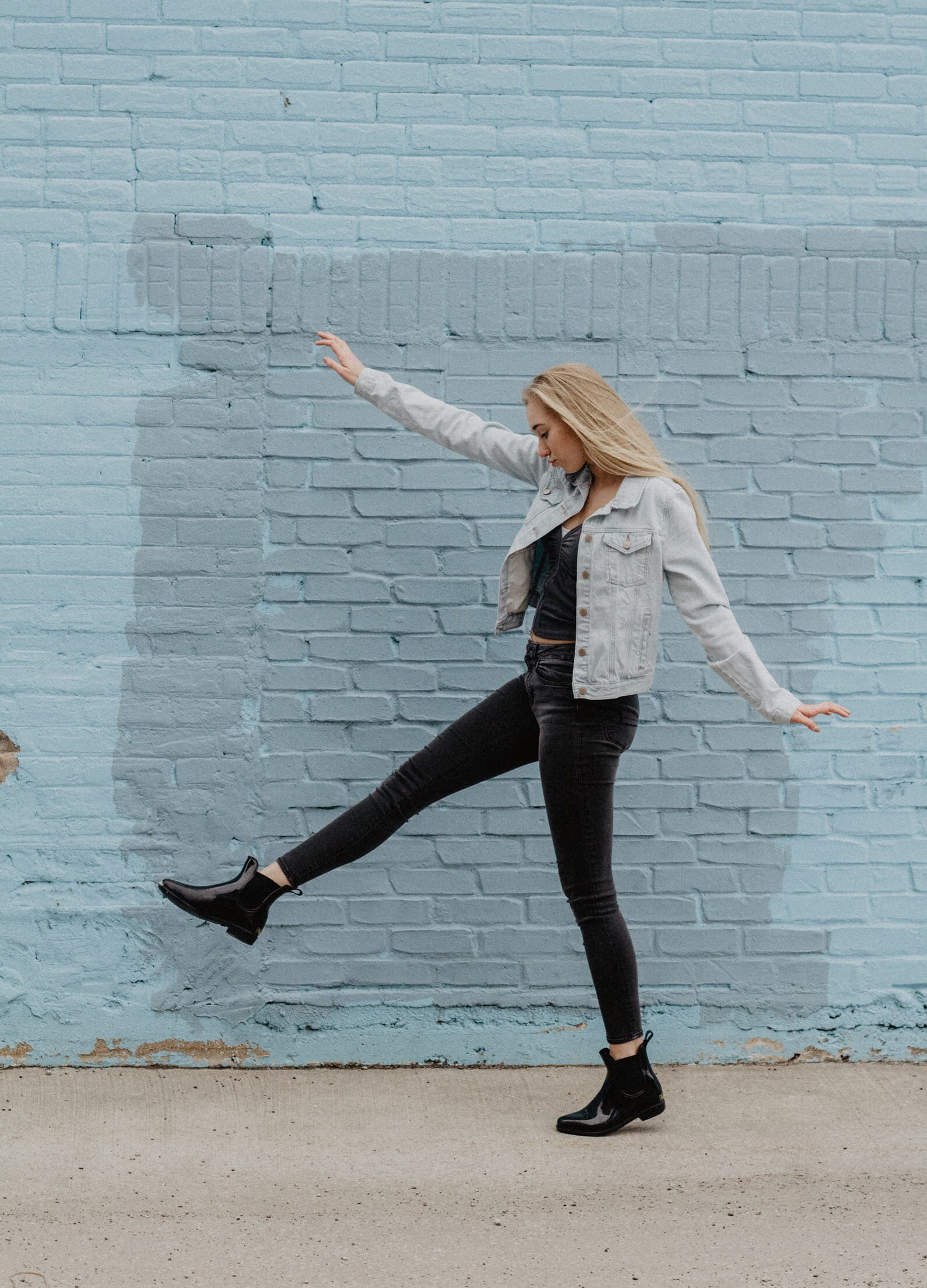 urban, boot, wall - building feature, lady, black jean, human arm, walk, real people, one person, young adult, left, lifestyles, 1080P, raising, hairstyle, Phone HD Wallpaper