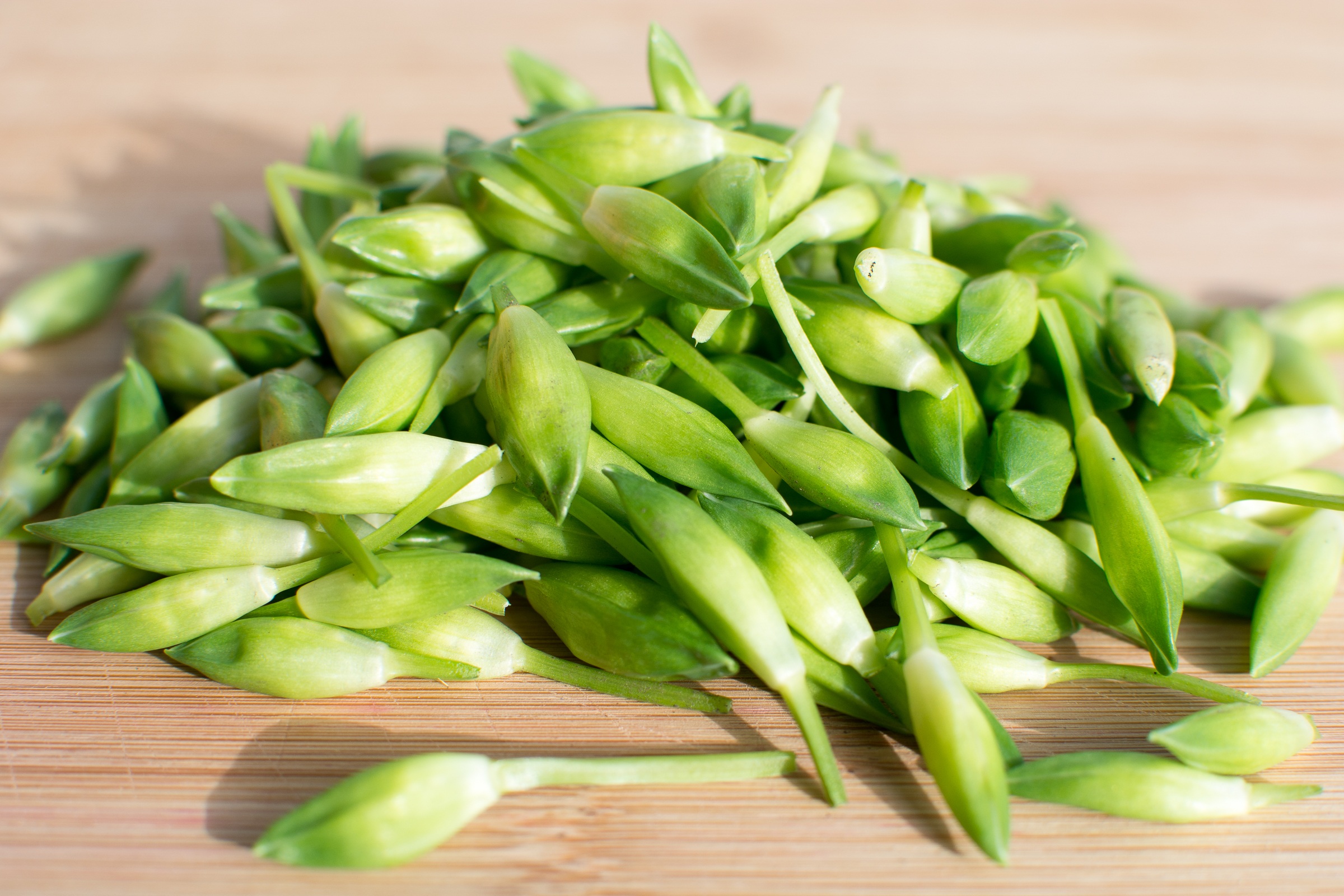 high angle view, asparagus, green, bears garlic, 1080P, wood - material, selective focus, freshness, garlic spinach, raw food, large group of objects, HD Wallpaper
