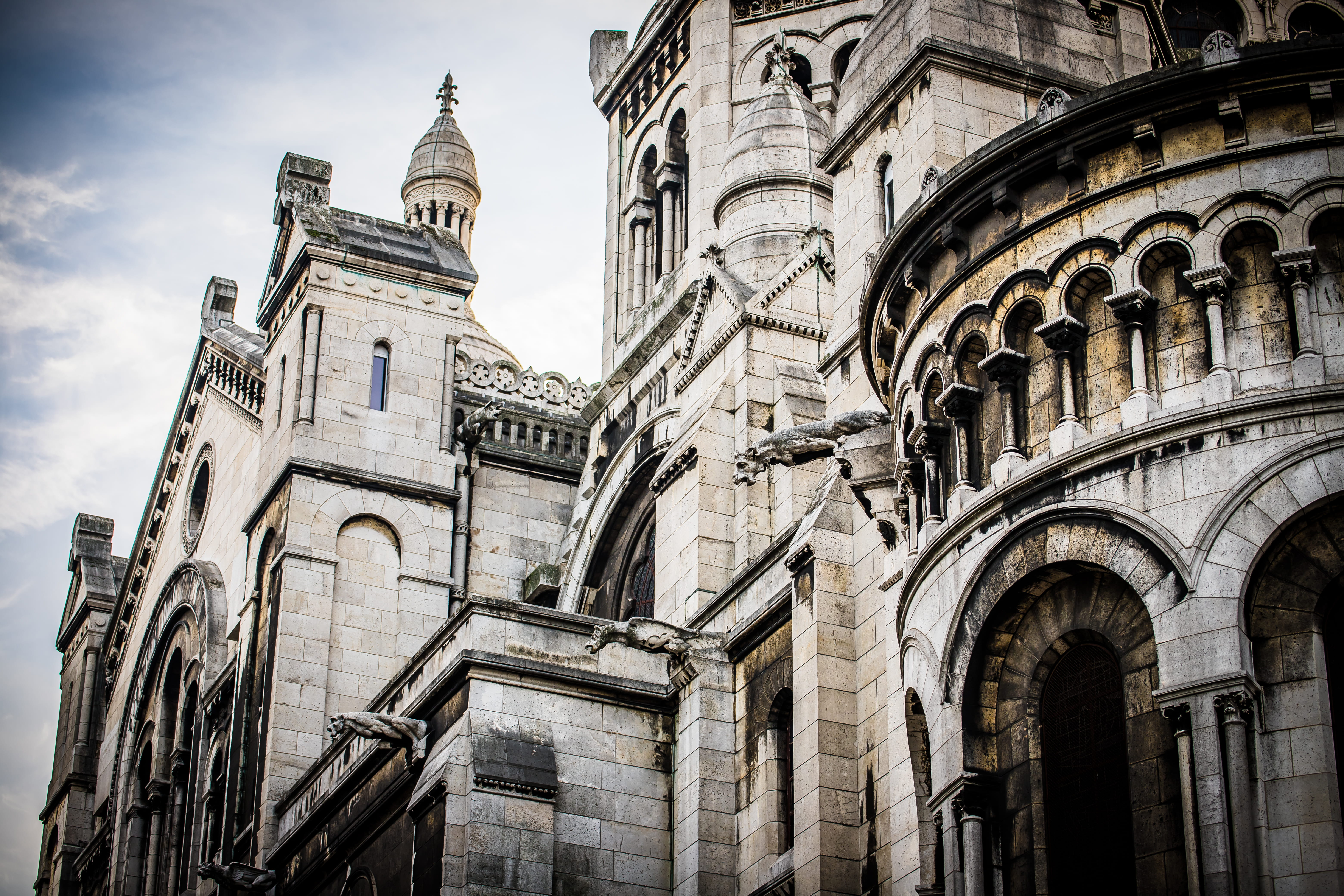 tower, place of worship, sky, basilica, belief, religion, 5K, sacre coeur basilica, outdoors, building exterior, steeple, worship, dome, arch, history, HD Wallpaper