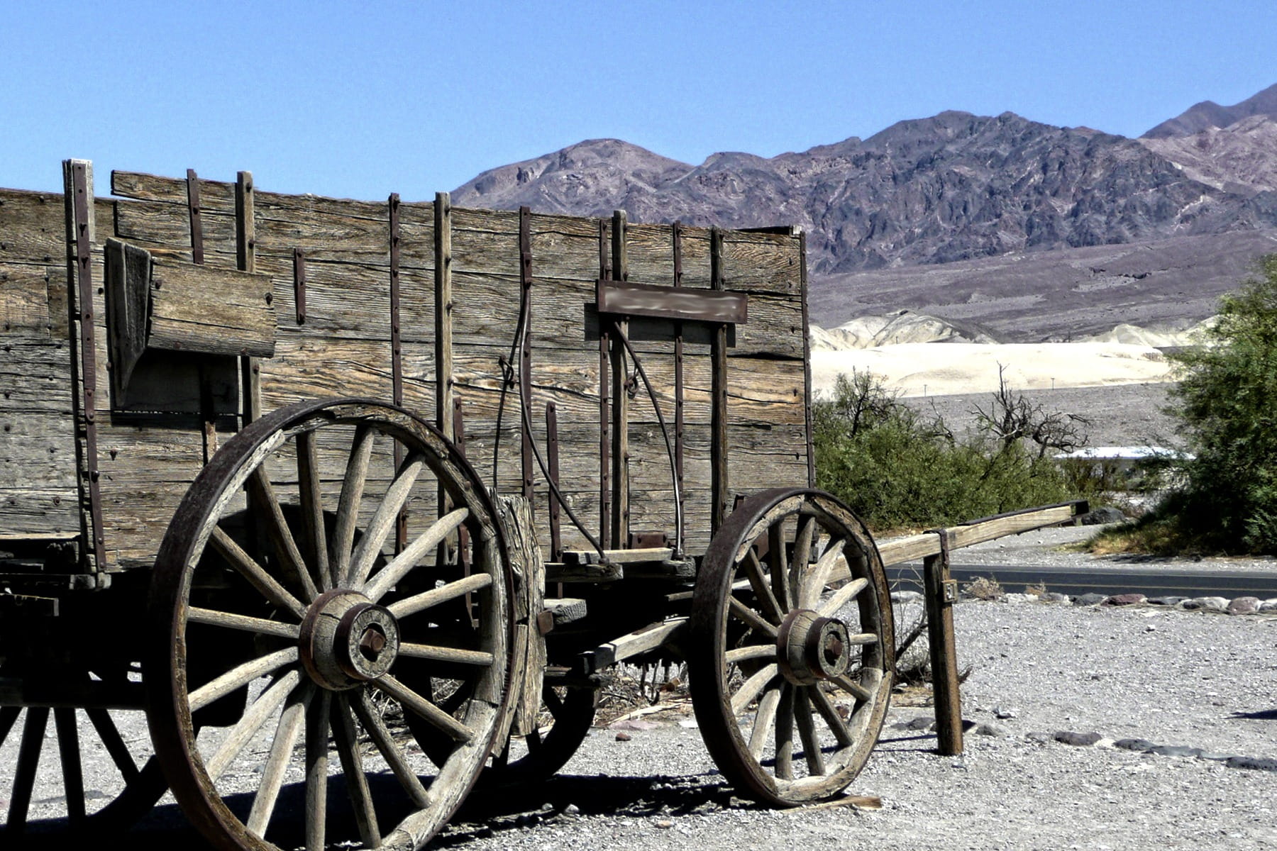 rural Scene, no People, desert, hot, wild West, clear sky, mountain range, Wooden, Wagon, Heritage, built structure, landscape, cart, wood - Material, architecture, HD Wallpaper