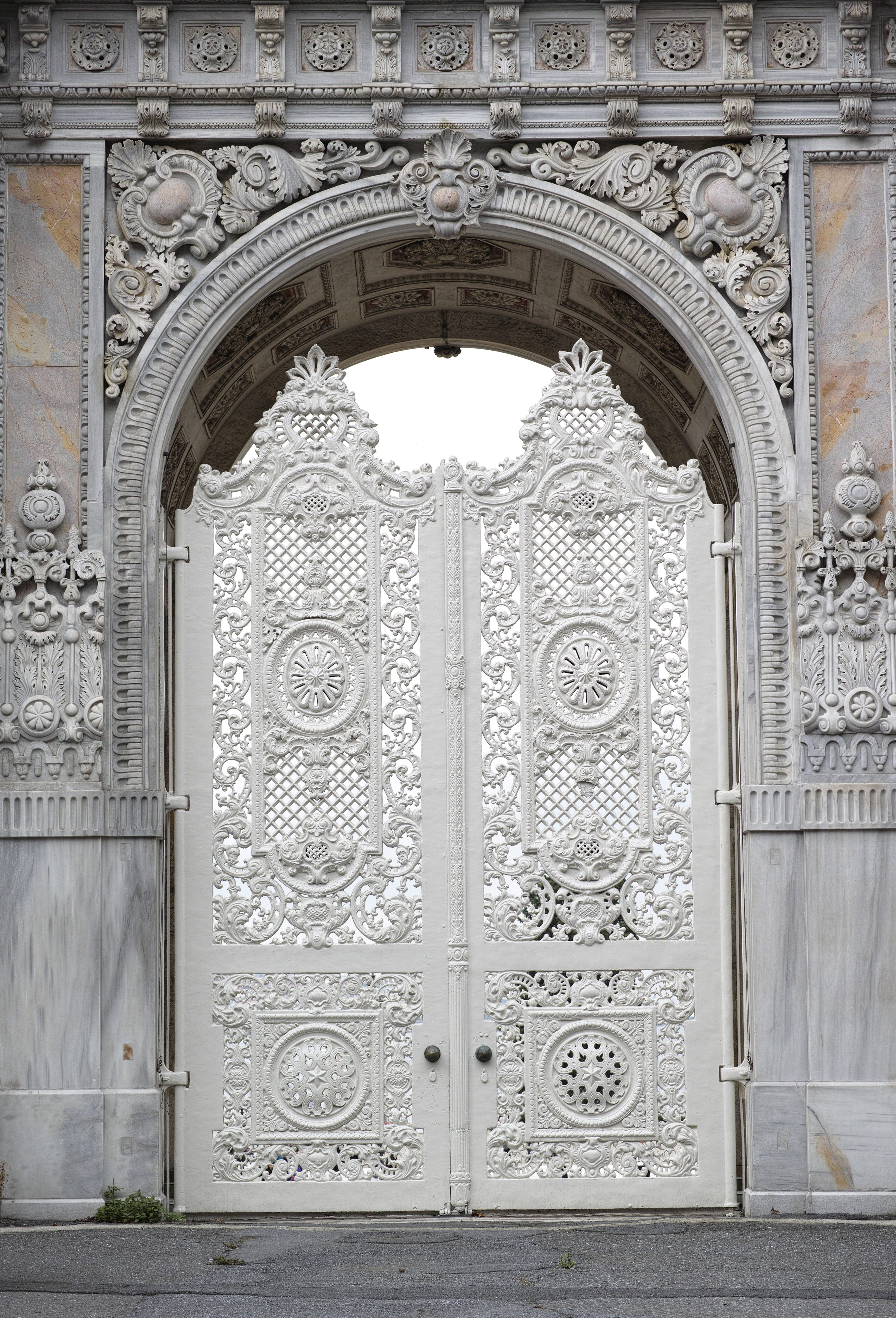carving - craft product, wooden, ornate, no people, pattern, arch, daniel, building, history, art and craft, built structure, white, date, stone, building exterior, Phone HD Wallpaper