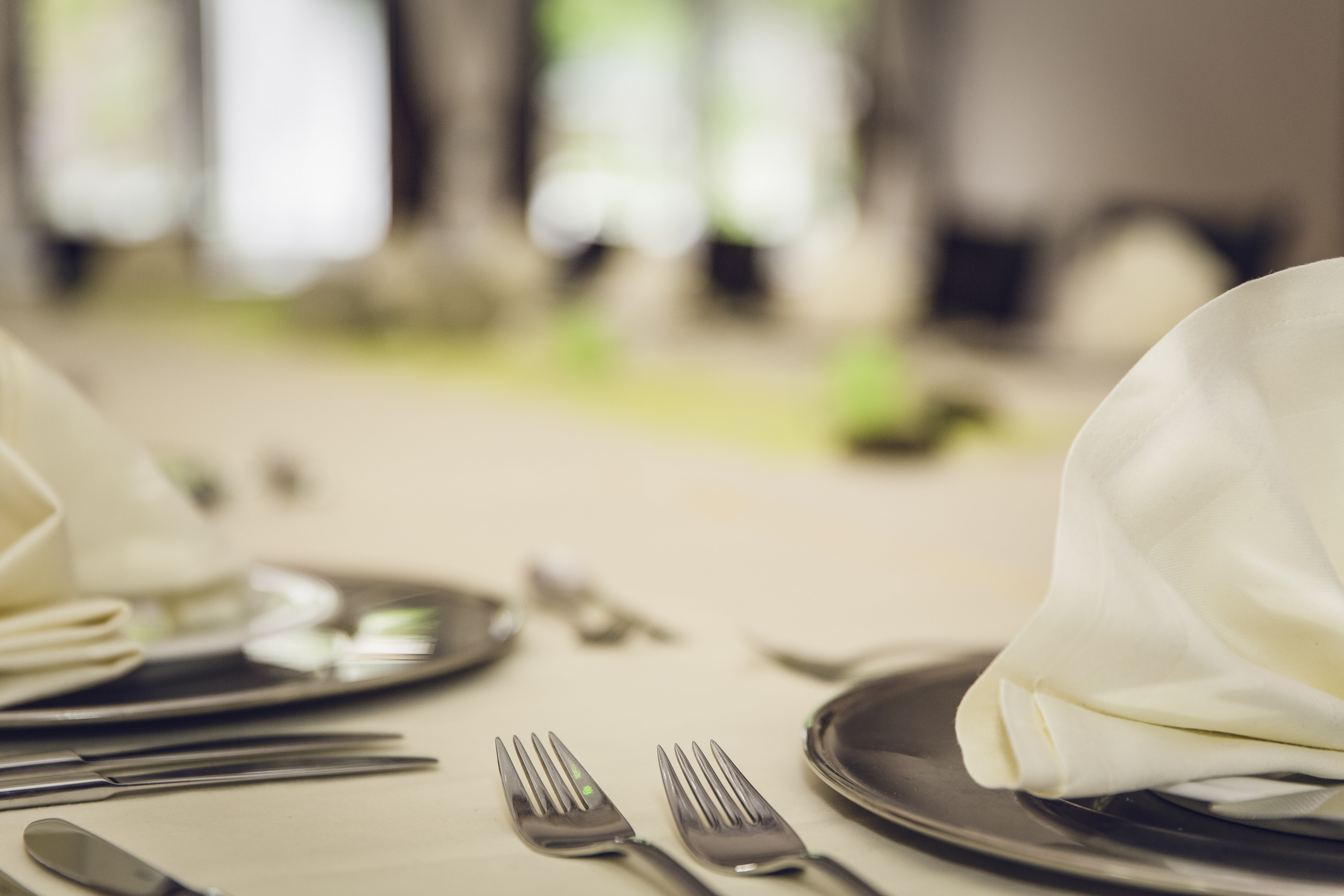 table, knife, extravagant, decoration, glass, serve, close-up, setting, eat, kitchen utensil, restaurant, food and drink, cover, buffet, focus on foreground, HD Wallpaper
