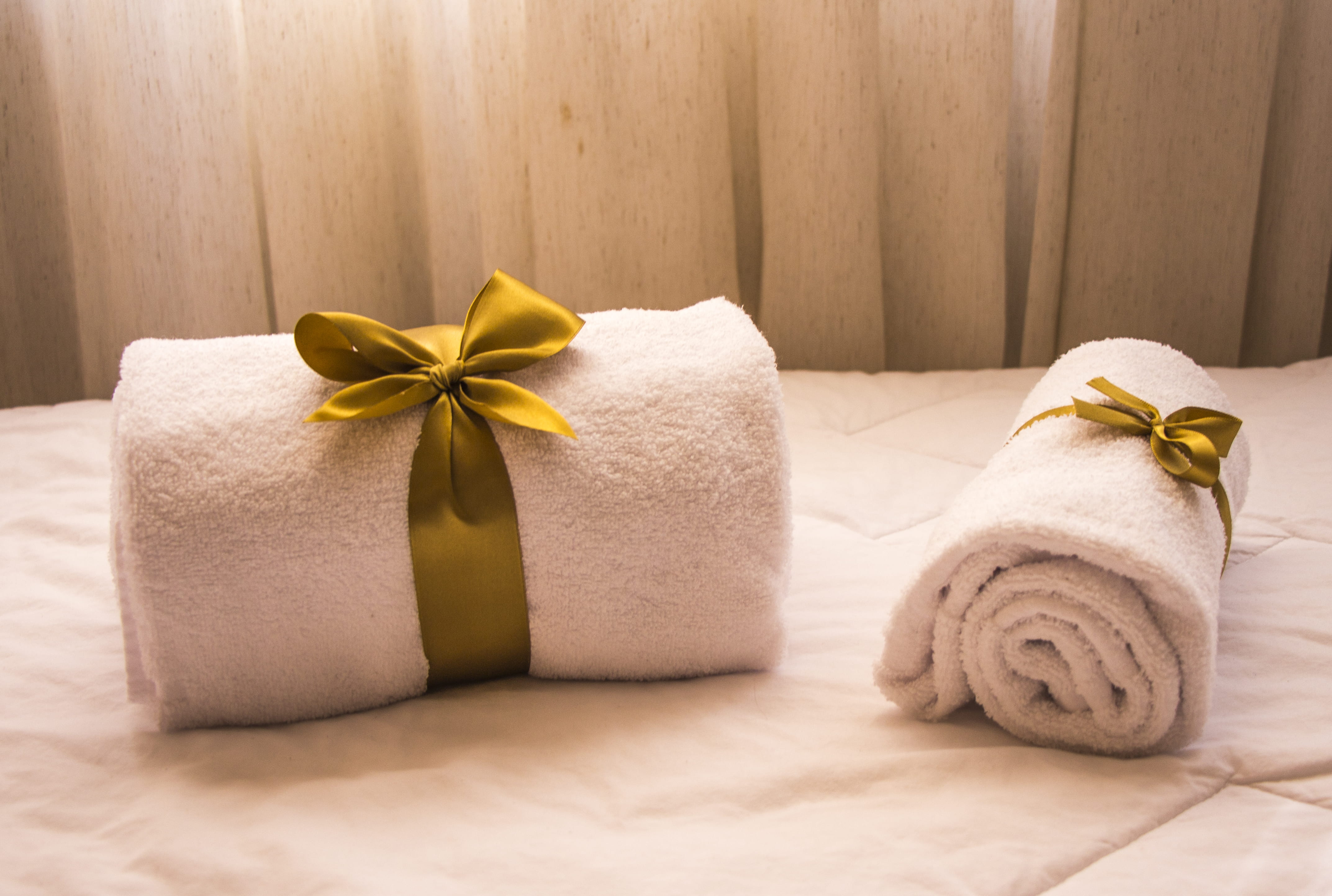 laces, wealth, tied bow, 4K, still life, bed, bath towels, domestic room, golden, towels, towel, ribbon, copy space, bow, gift, celebration, group of objects, HD Wallpaper