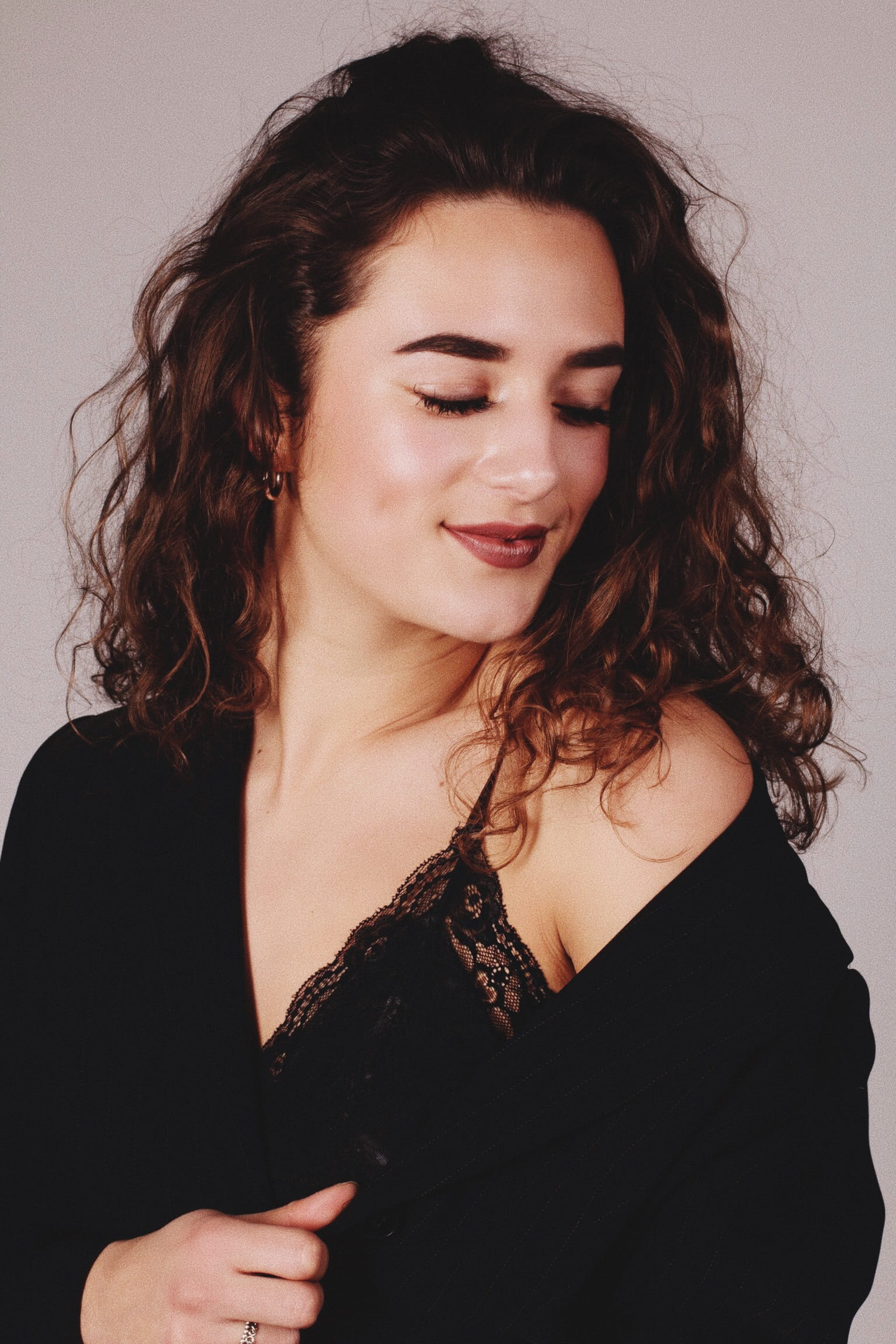 wavy hair, greek, smiling, women, long hair, duran, waist up, hair, hairstyle, woman, happy, mikailduran, gucci, curly hair, beautiful woman, indoors, young adult, Phone HD Wallpaper